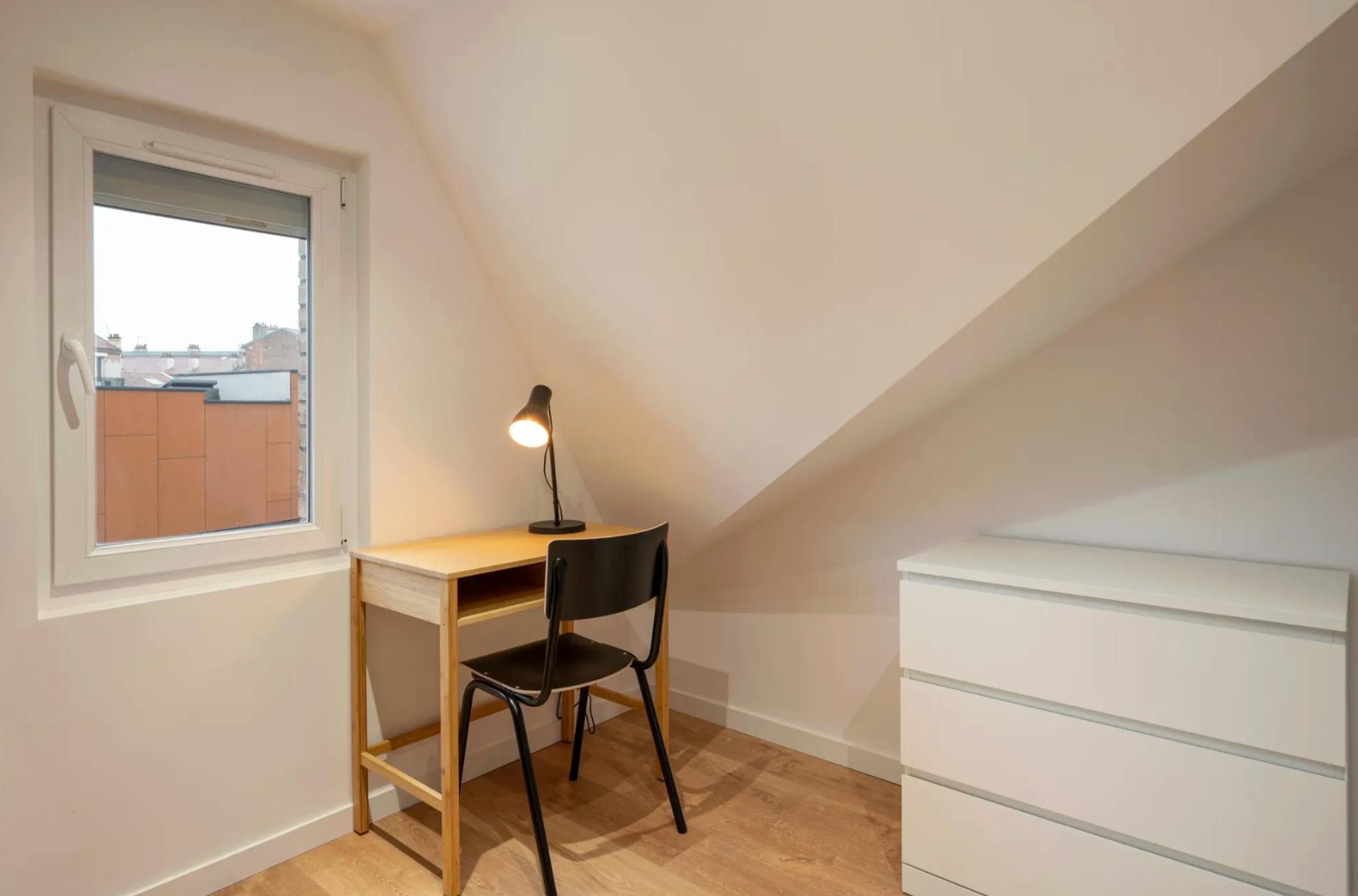 Private room in Rue de Stalingrad, Montreuil (1721643) room image 2