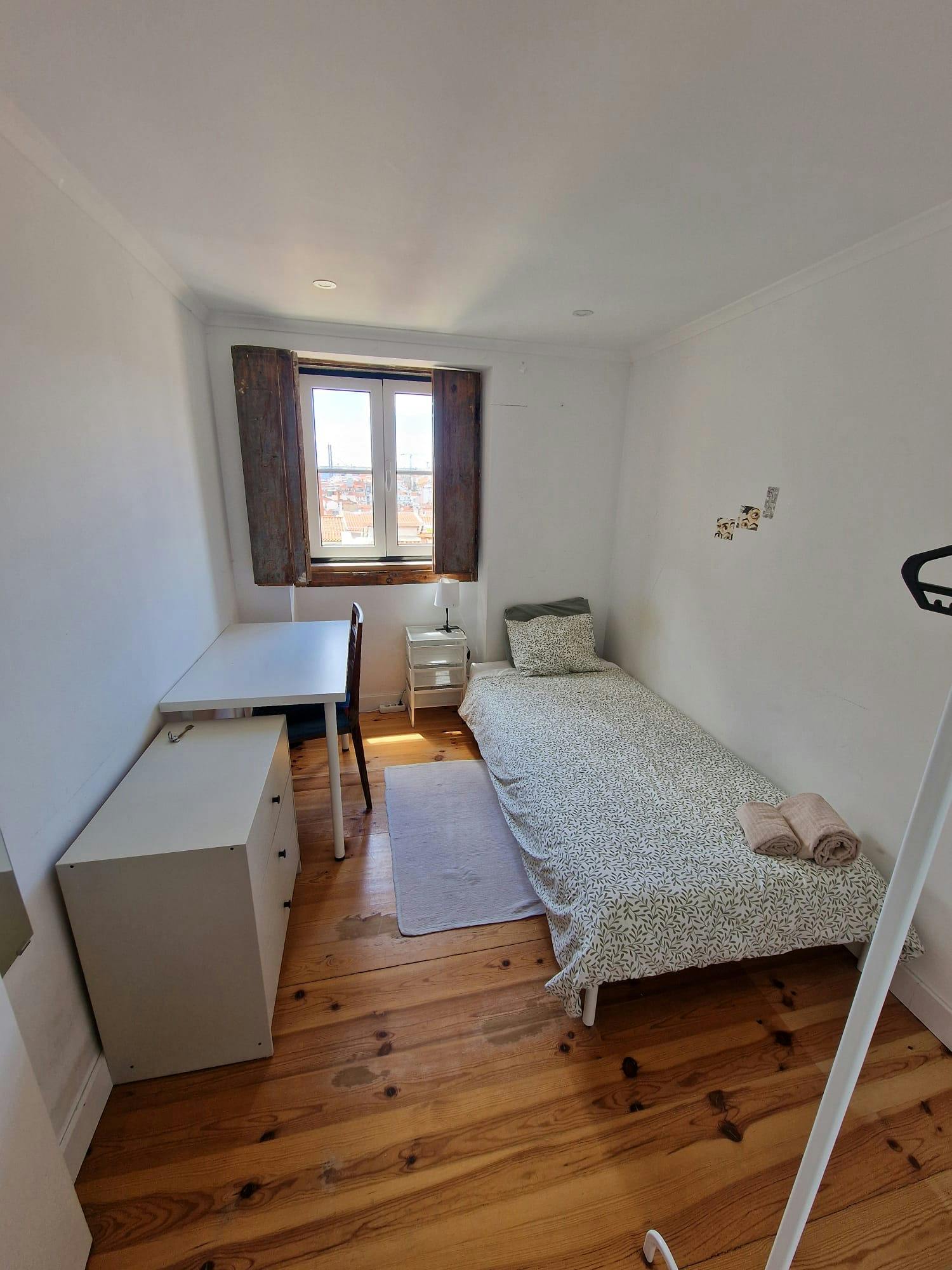 WG-Zimmer zu mieten für 450 € pro Monat in Lisbon, Rua João Brás