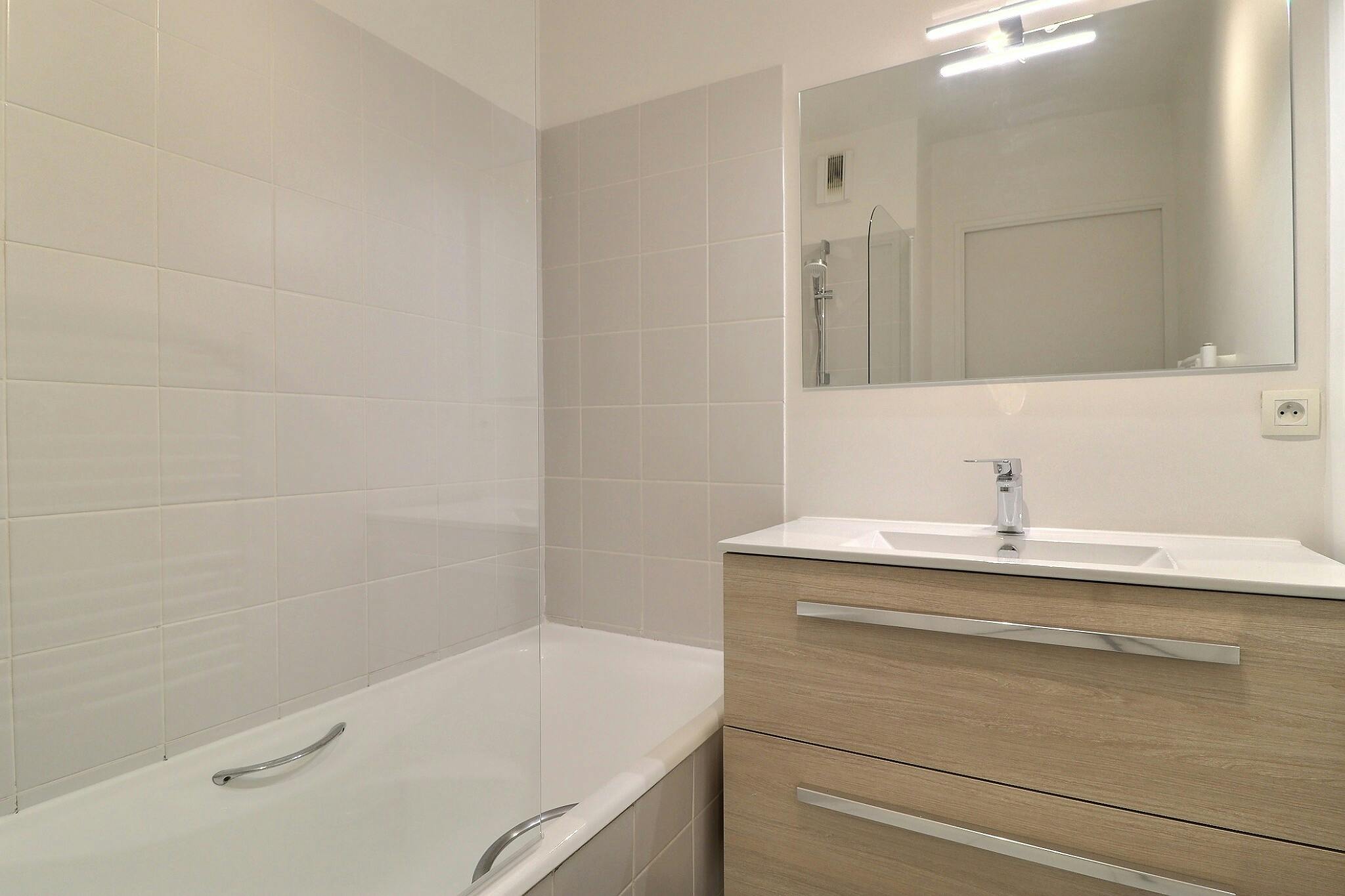 1-Bedroom Apartment in Rue des Vinaigriers, Paris (1722594) room image 10