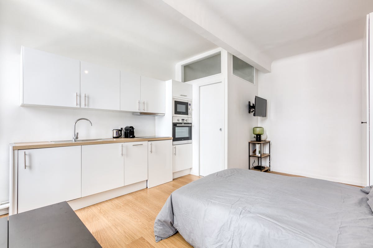 Studio for rent for €1,990 per month in Paris, Avenue Paul Doumer