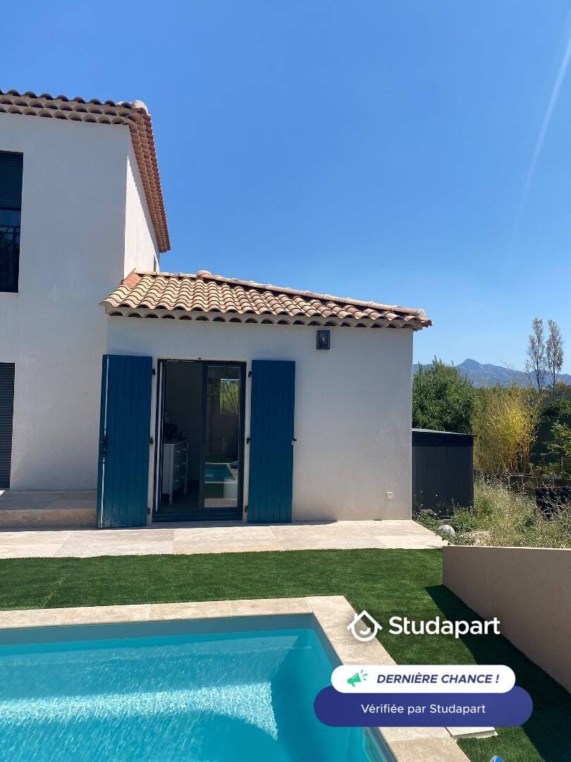 公寓 正在以 €780 的月租出租，其位于 Aubagne, Chemin du Charrel