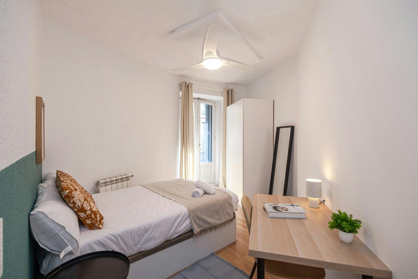 Calle de Cedaceros, Madrid preview