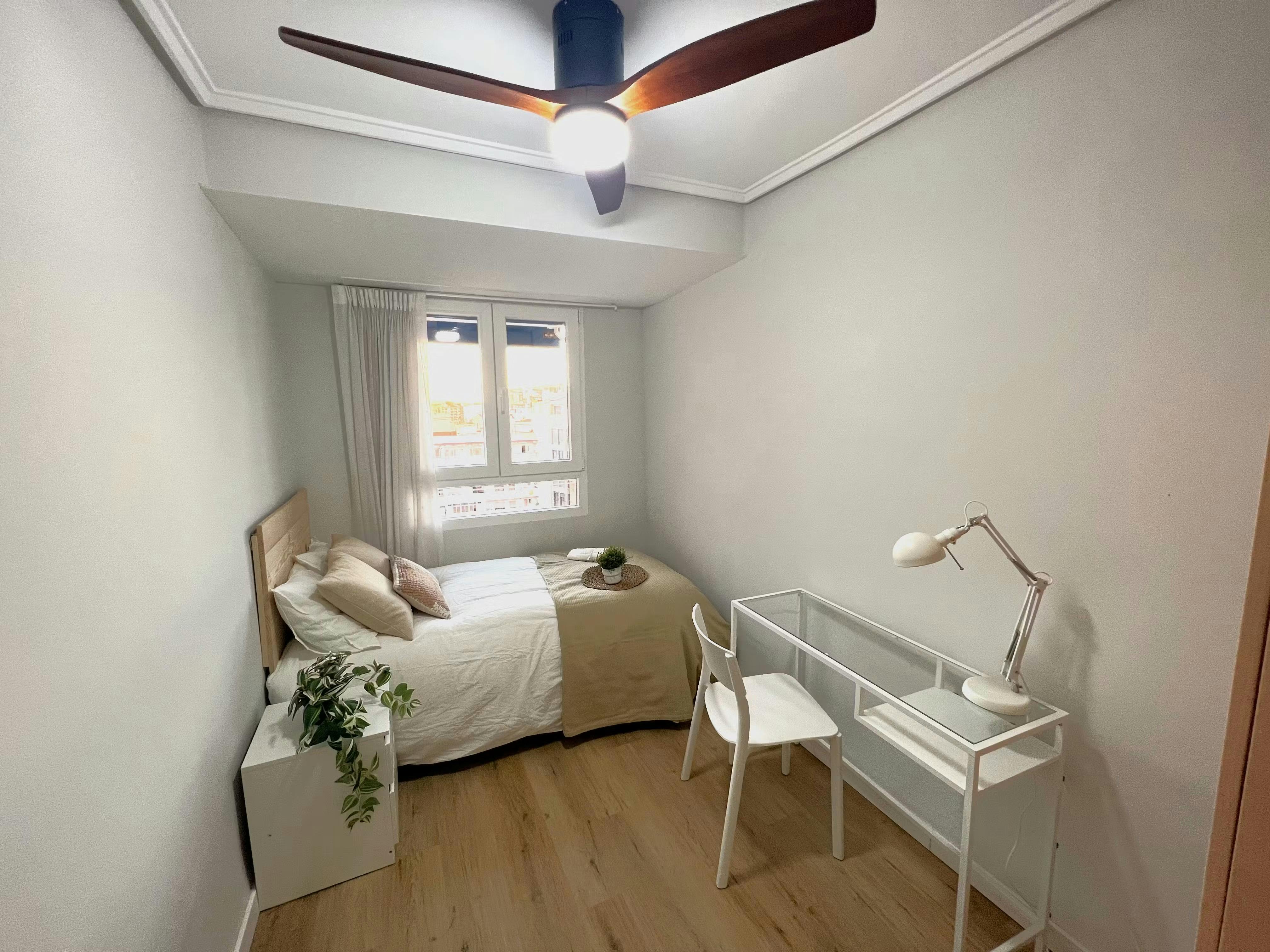 Private room in Carrer del Bisbe Jaume Pérez, Valencia (1724224) room image 1
