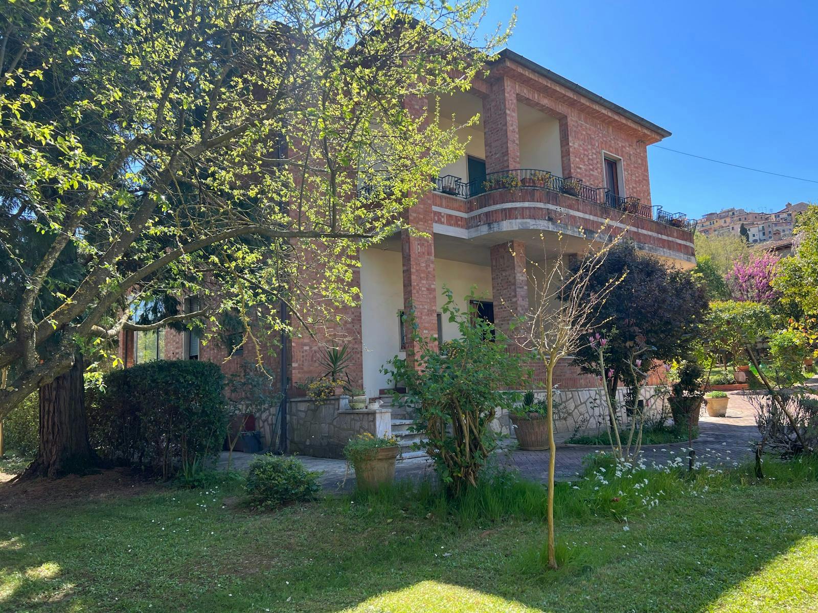 Edifício para alugar por € 8.500 por mês em Sinalunga, Via A. Grassi
