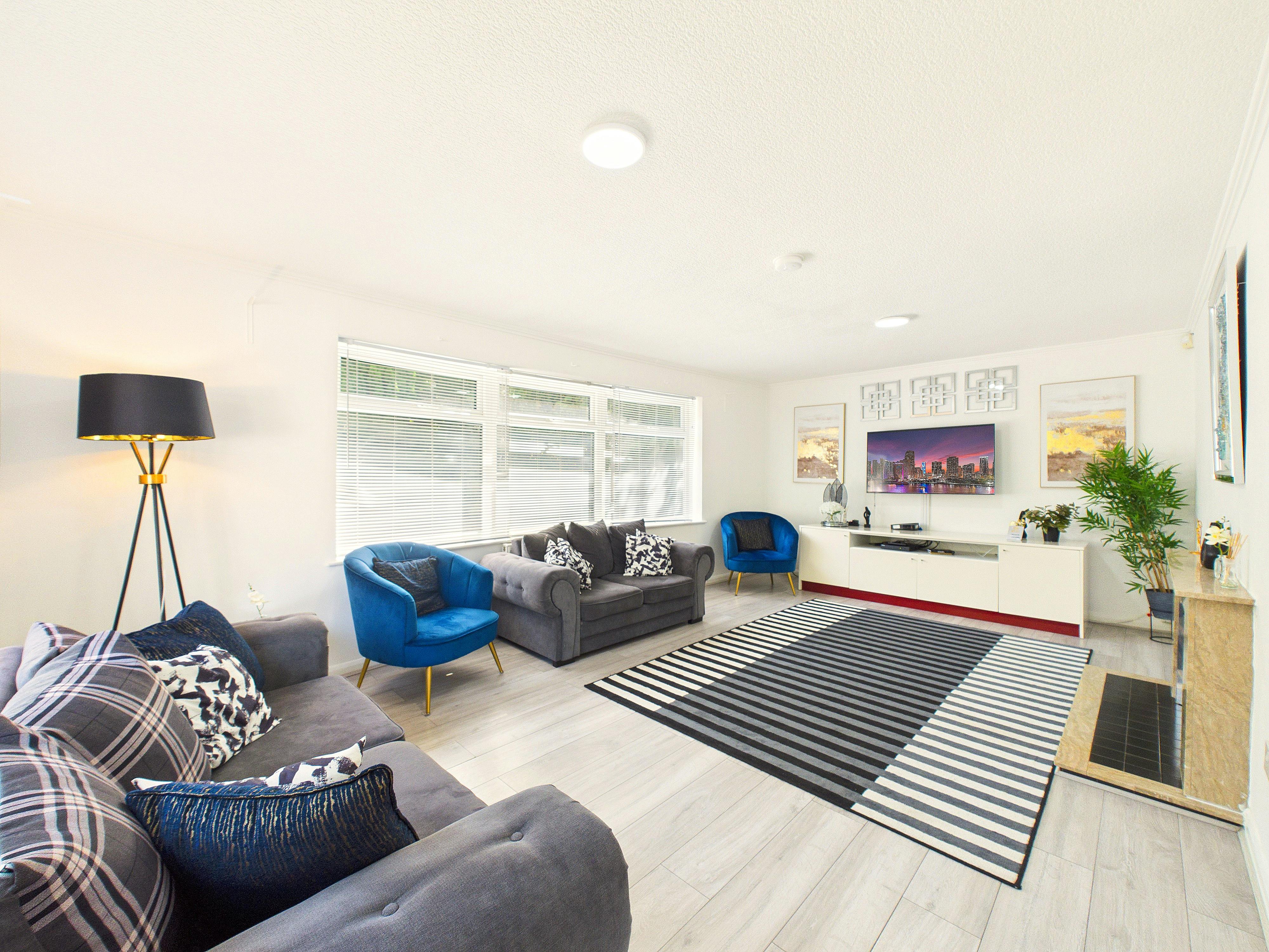 Huis te huur voor £ 3.200 per maand in Oadby, Saint David's Crescent