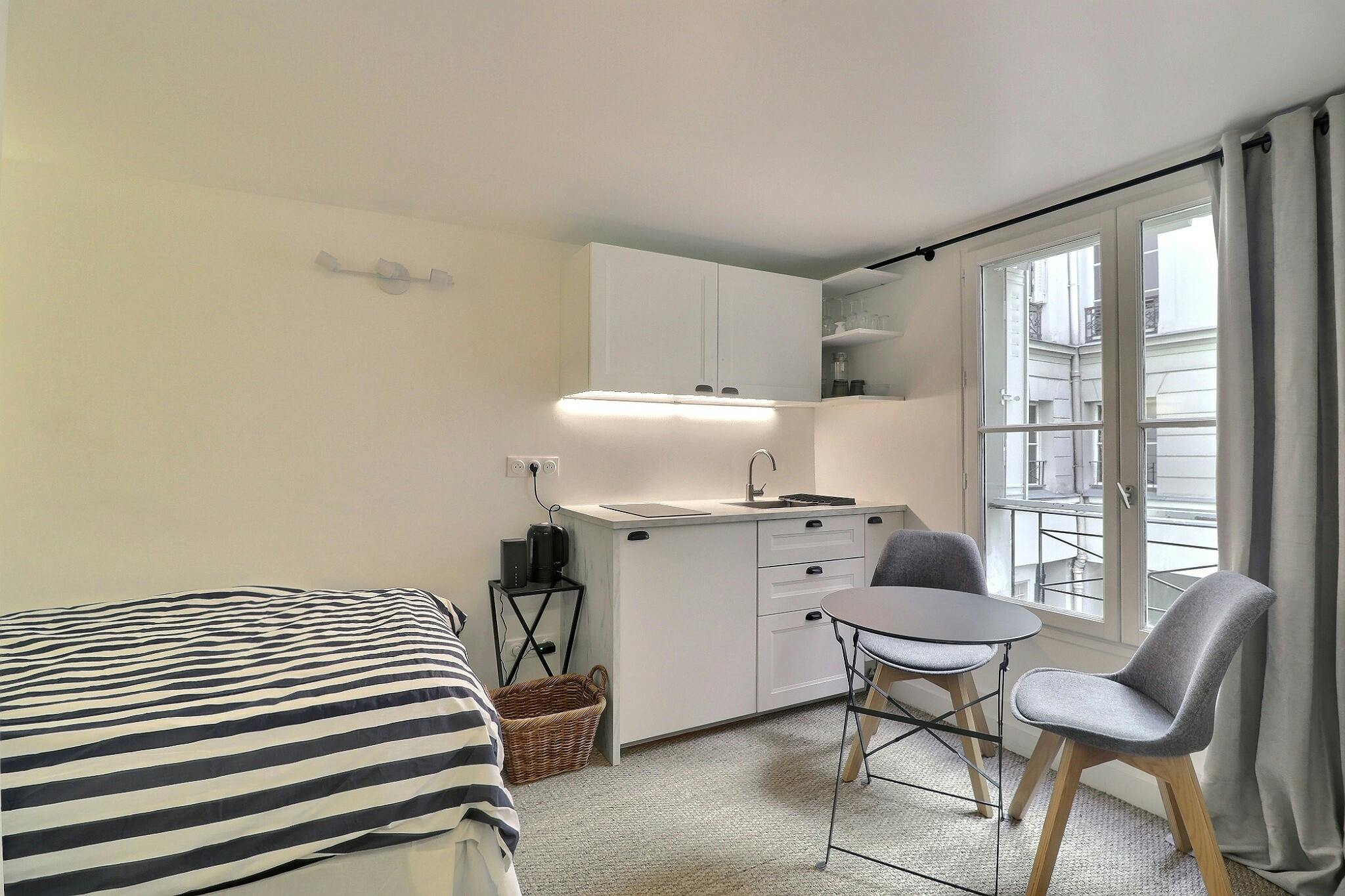 Garsonieră de închiriat pentru 1.166 EUR pe lună în Paris, Rue de l'Université