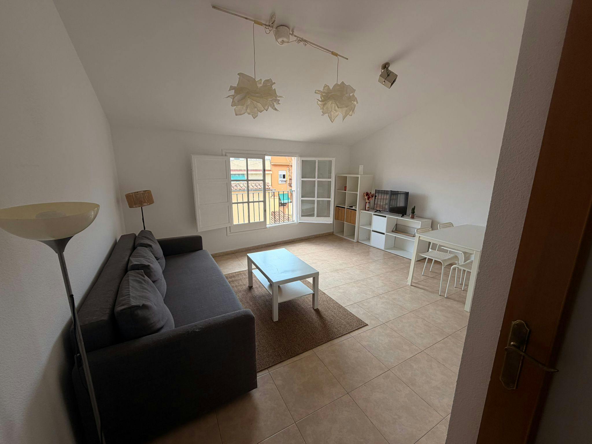 Mieszkanie do wynajęcia za 1300 € miesięcznie w mieście Valencia, Carrer de Landerer