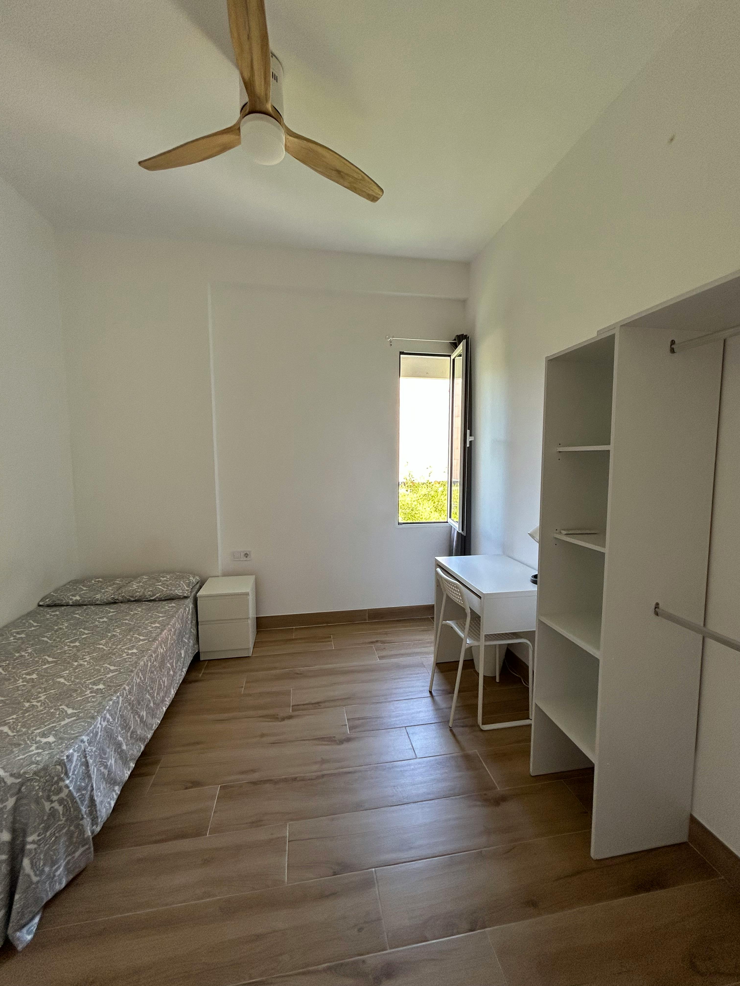 Private room in Carrer del Clariano, Valencia (1725454) room image 2