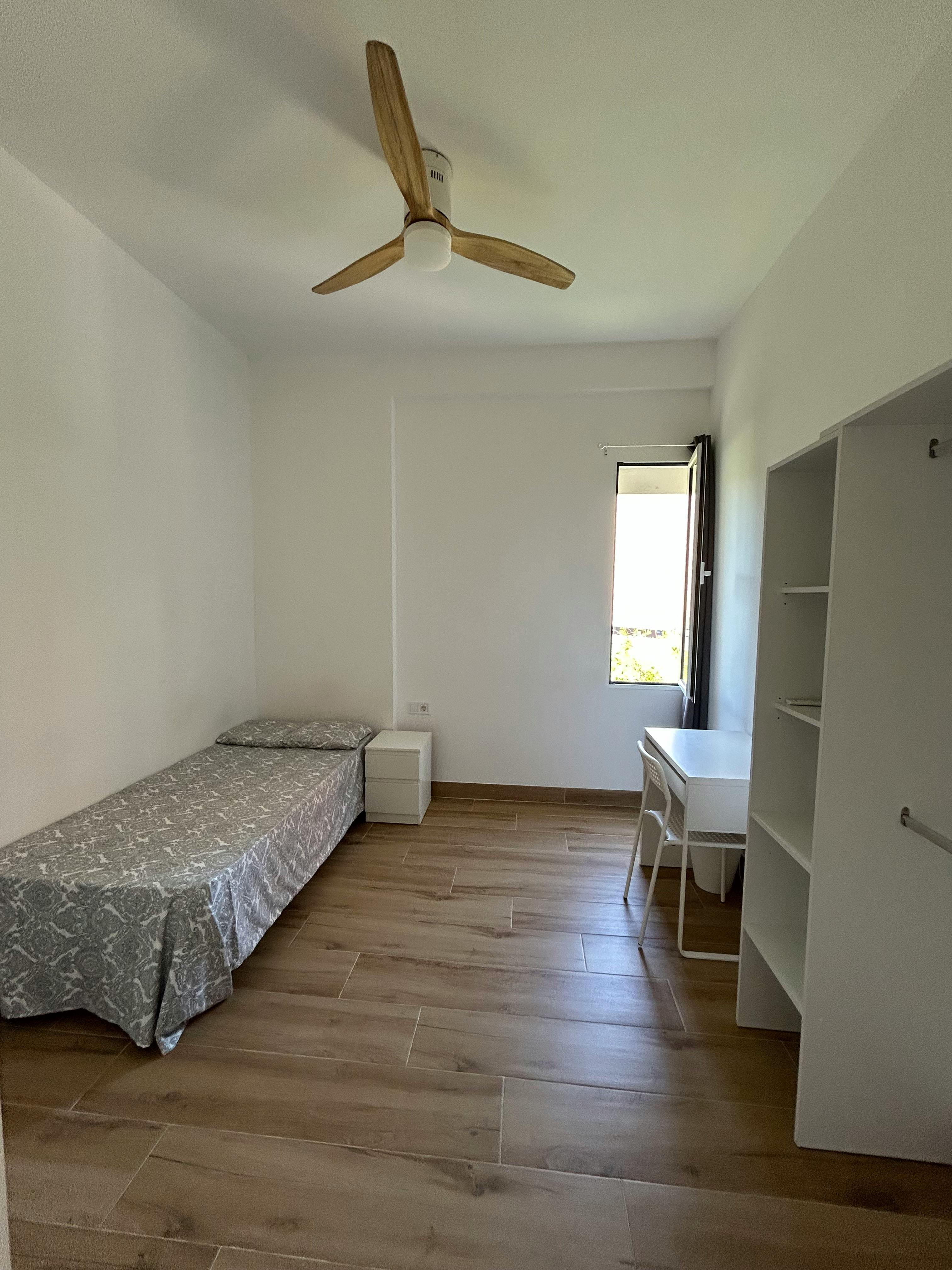 Private room in Carrer del Clariano, Valencia (1725454) room image 1
