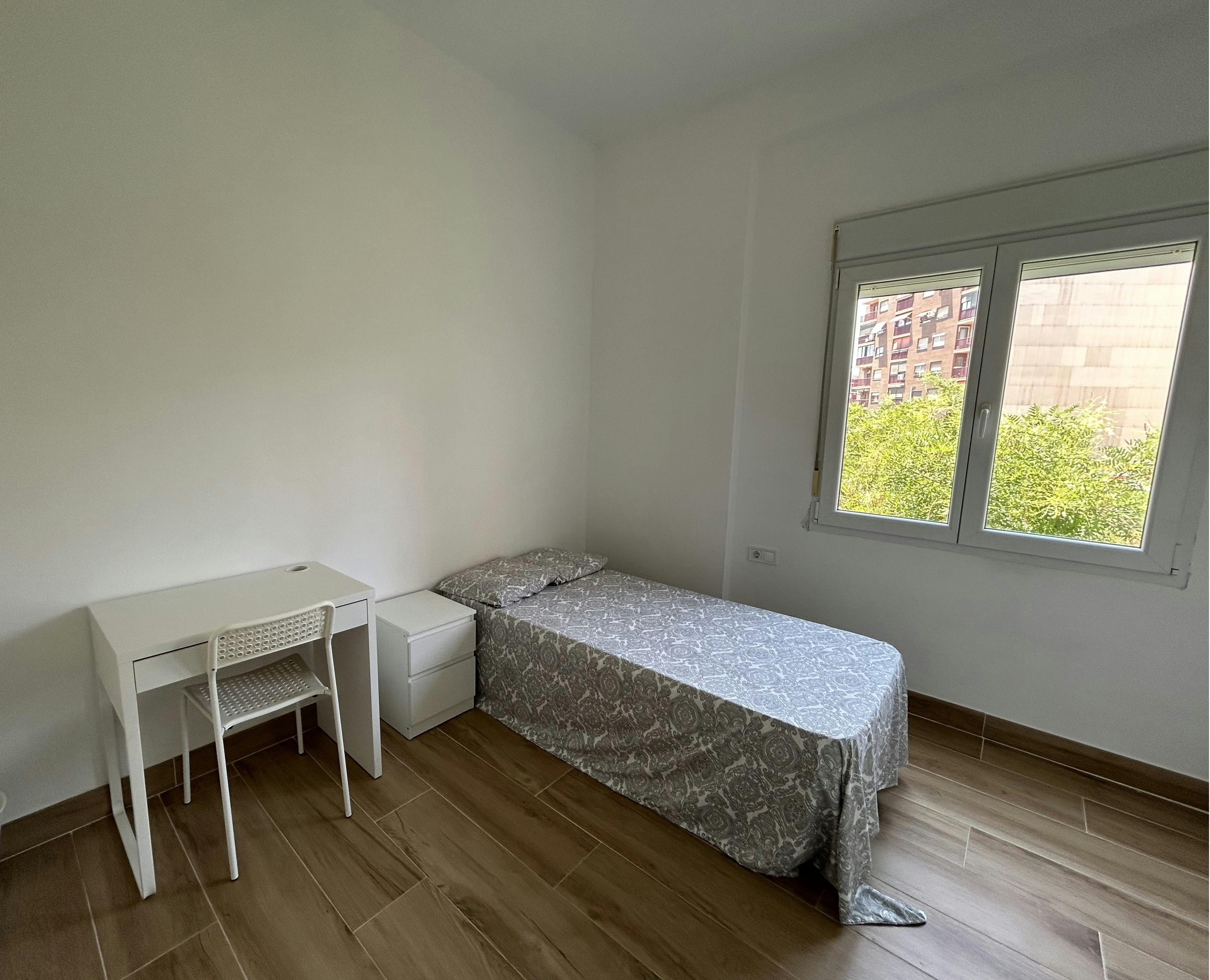 Private room in Carrer del Clariano, Valencia (1725458) room image 1