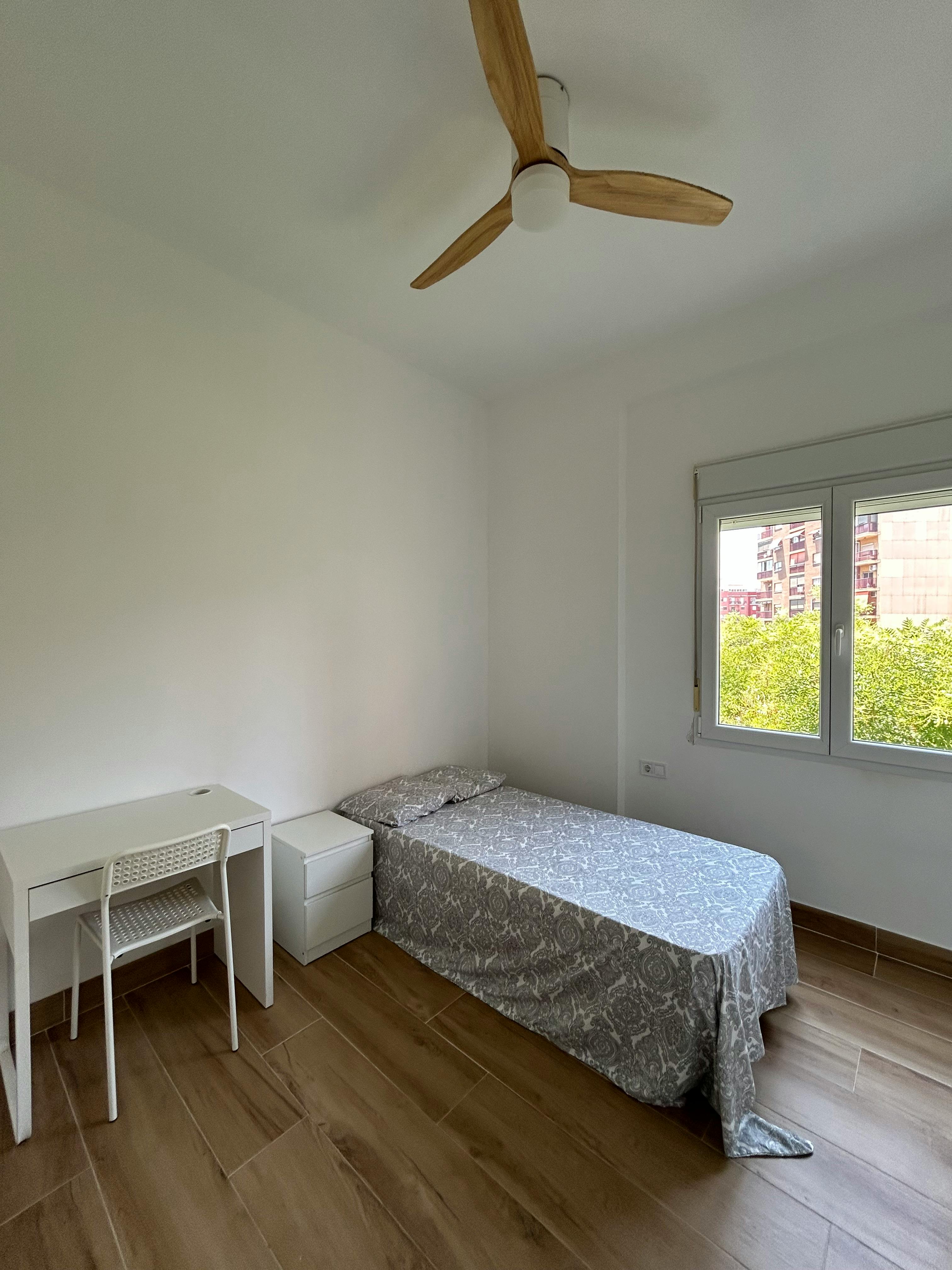 Private room in Carrer del Clariano, Valencia (1725458) room image 2