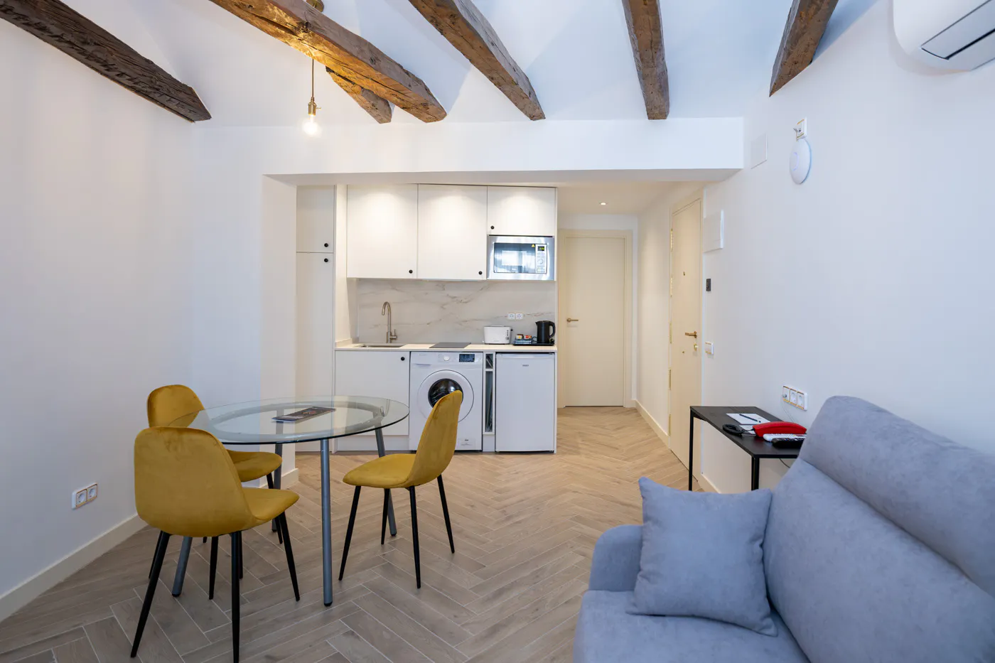 1-Bedroom Apartment in Calle del Arenal, Madrid (1725844) ROOM 1