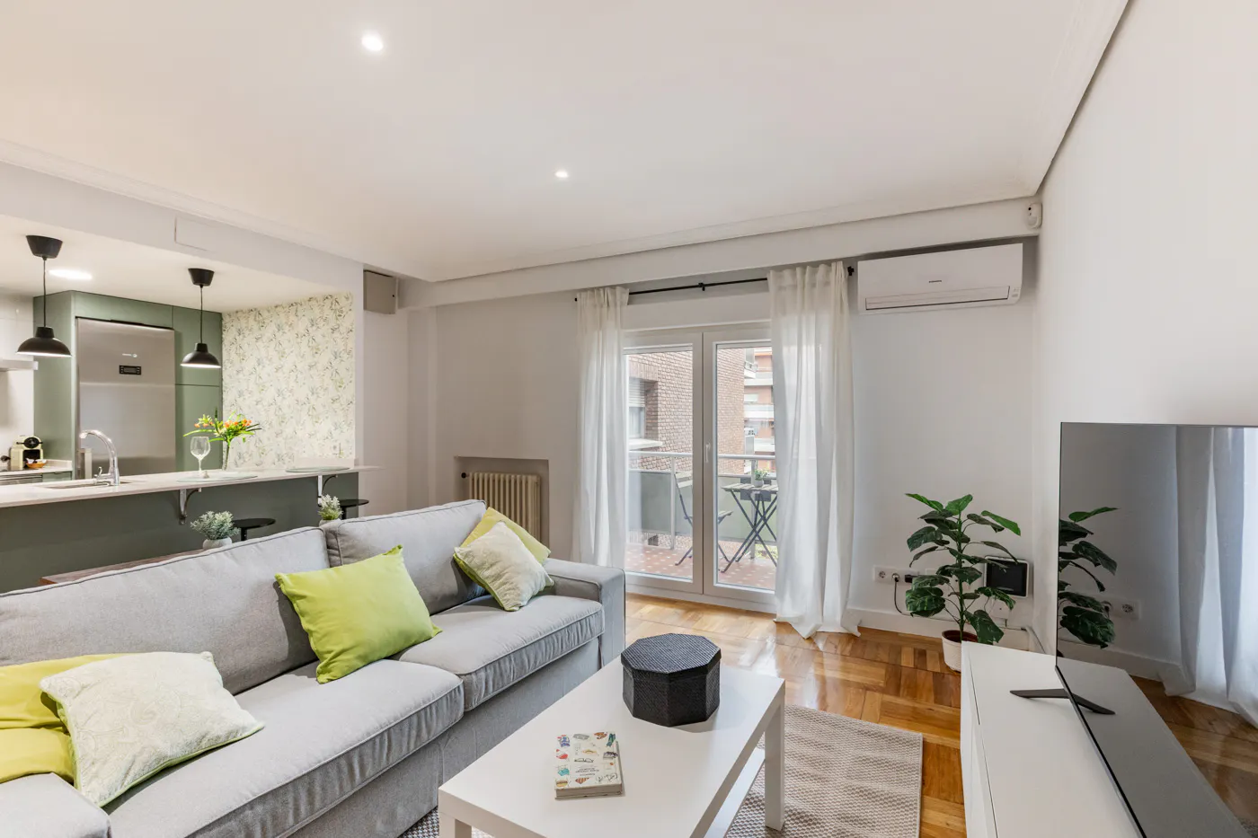 1-Bedroom Apartment in Avenida del Mediterráneo, Madrid (1725885) ROOM 1