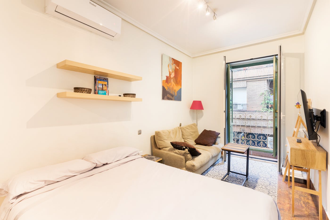 Calle de Velarde, Madrid preview