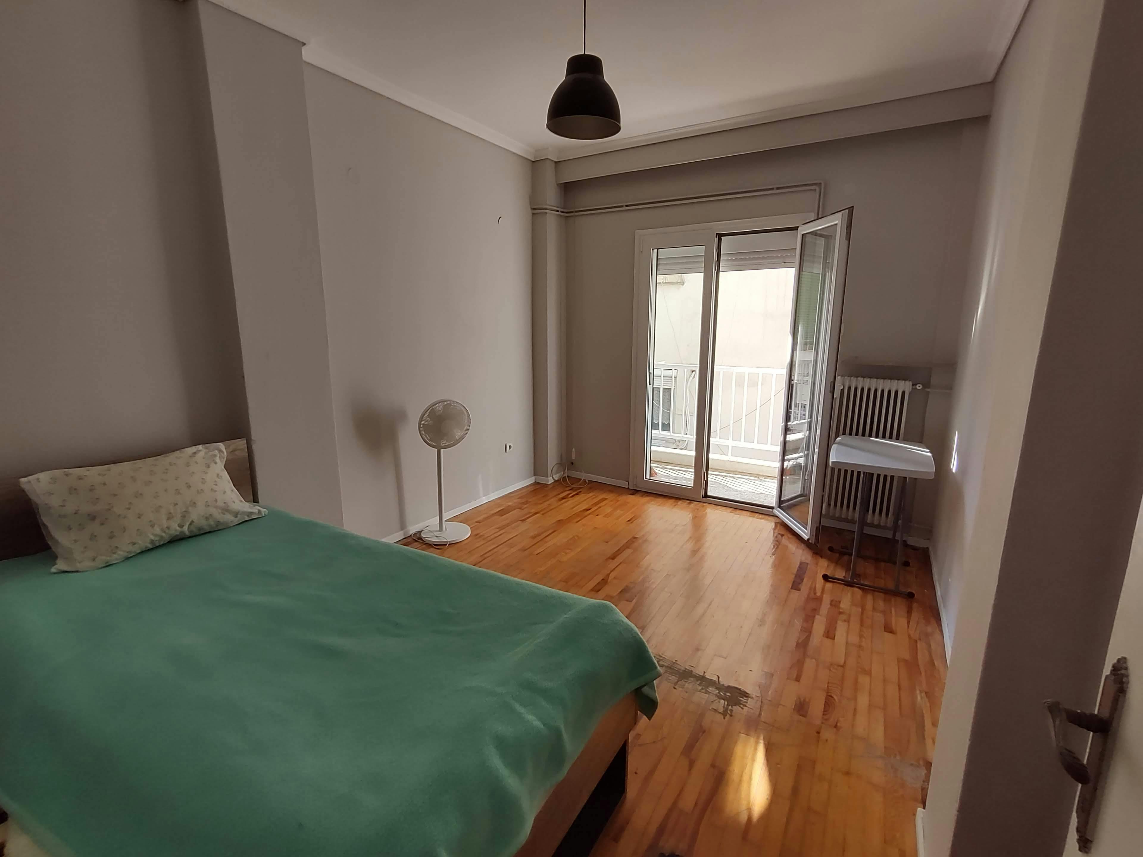 WG-Zimmer zu mieten für 300 € pro Monat in Thessaloníki, Delfon