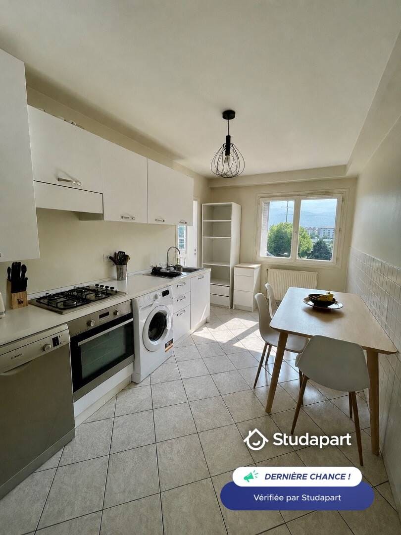 Apartment for rent for €1,130 per month in Grenoble, Rue Diderot