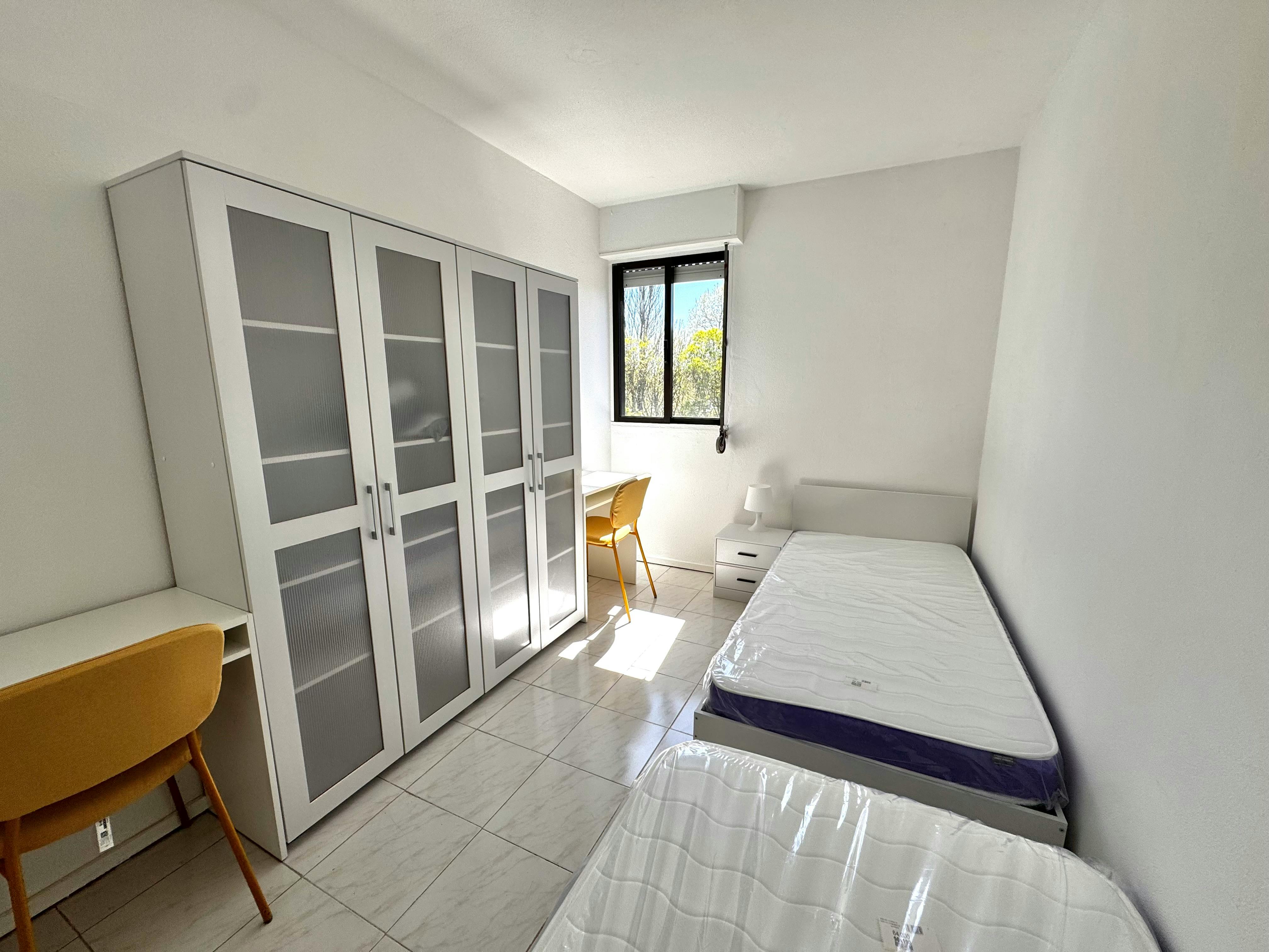 Shared room for rent for €300 per month in Porto, Rua Dom Jerónimo de Azevedo