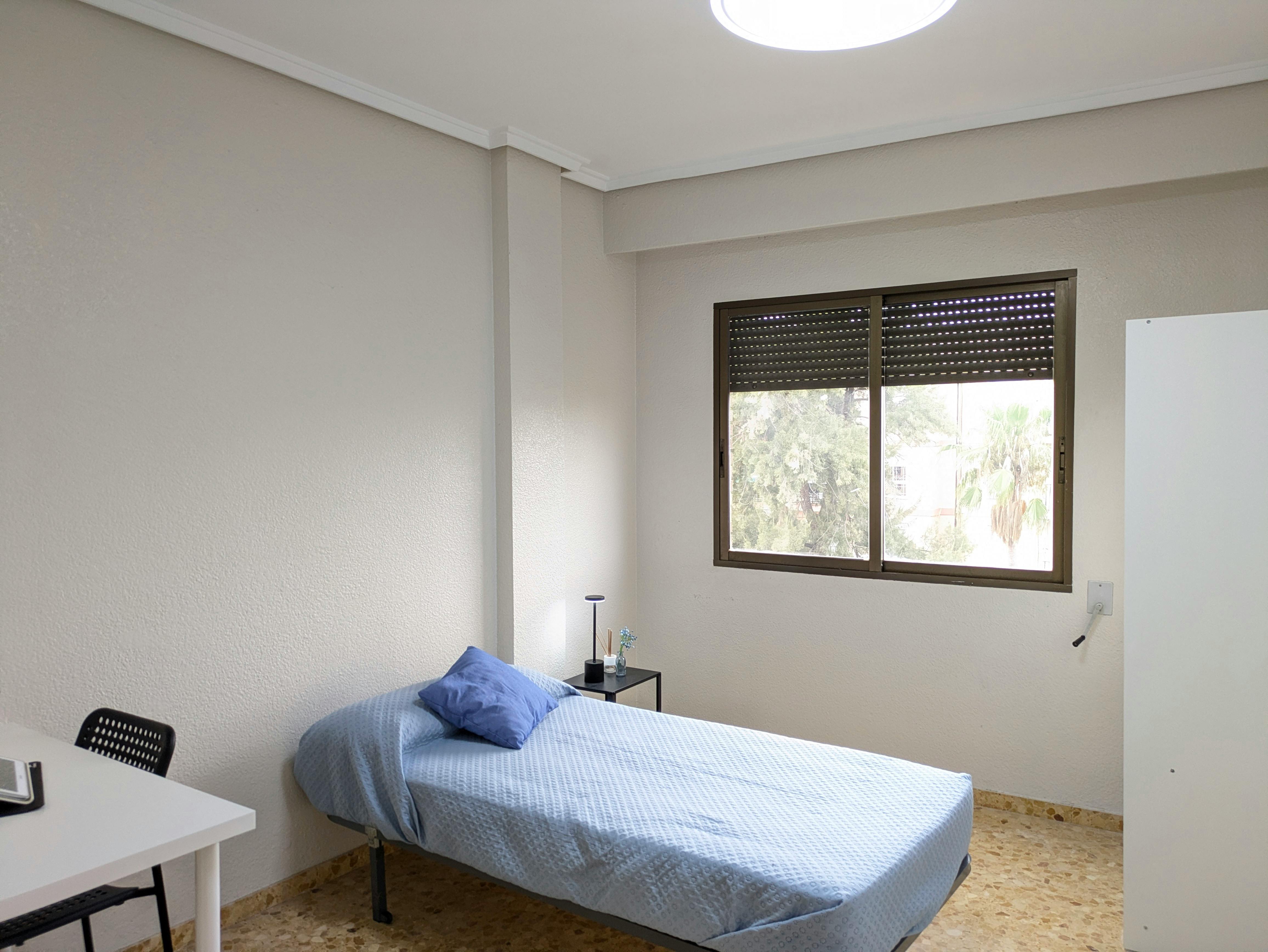 Private room for rent for €430 per month in Moncada, Plaça de les Corts Valencianes