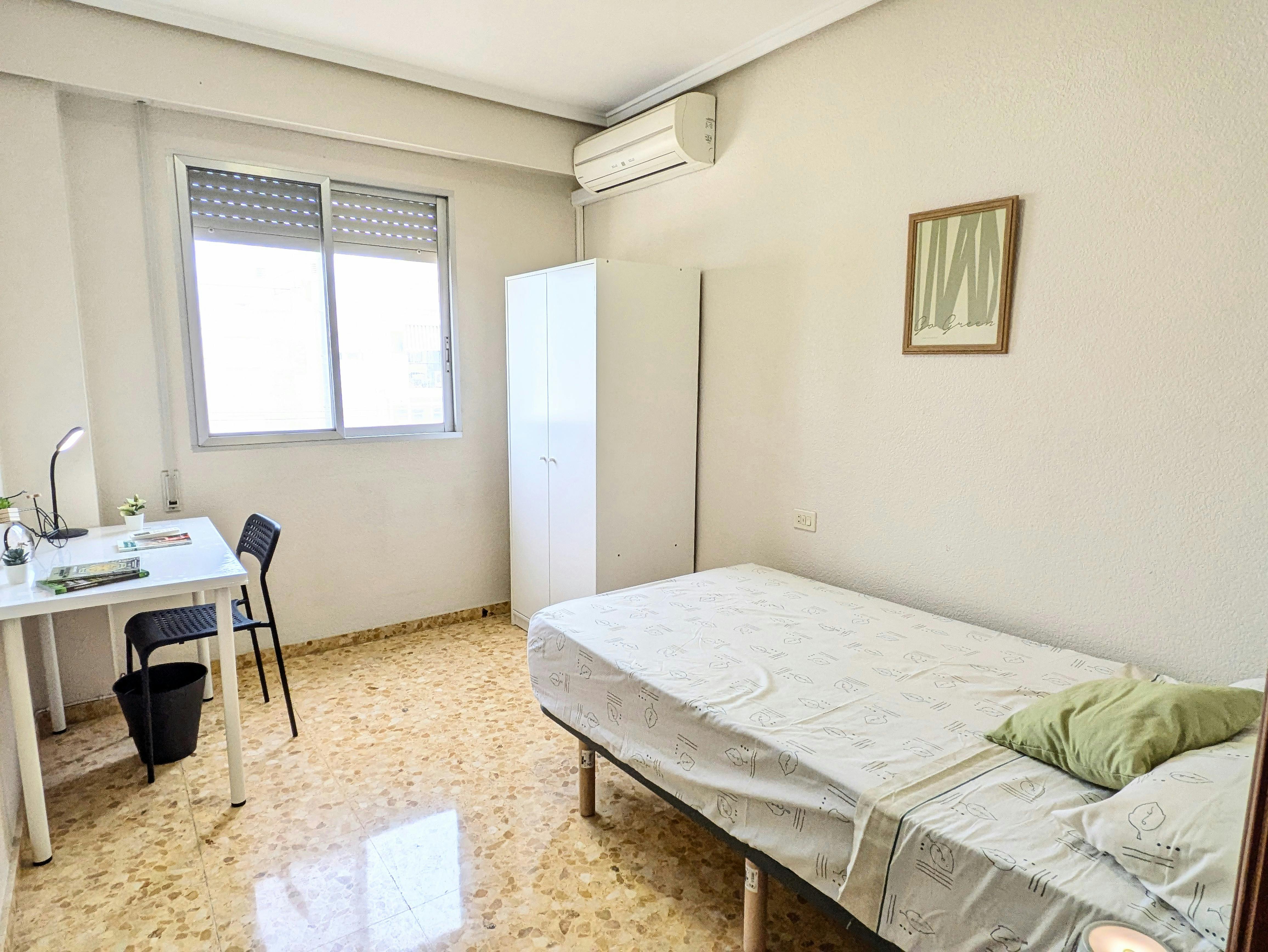 Private room for rent for €440 per month in Moncada, Plaça de les Corts Valencianes