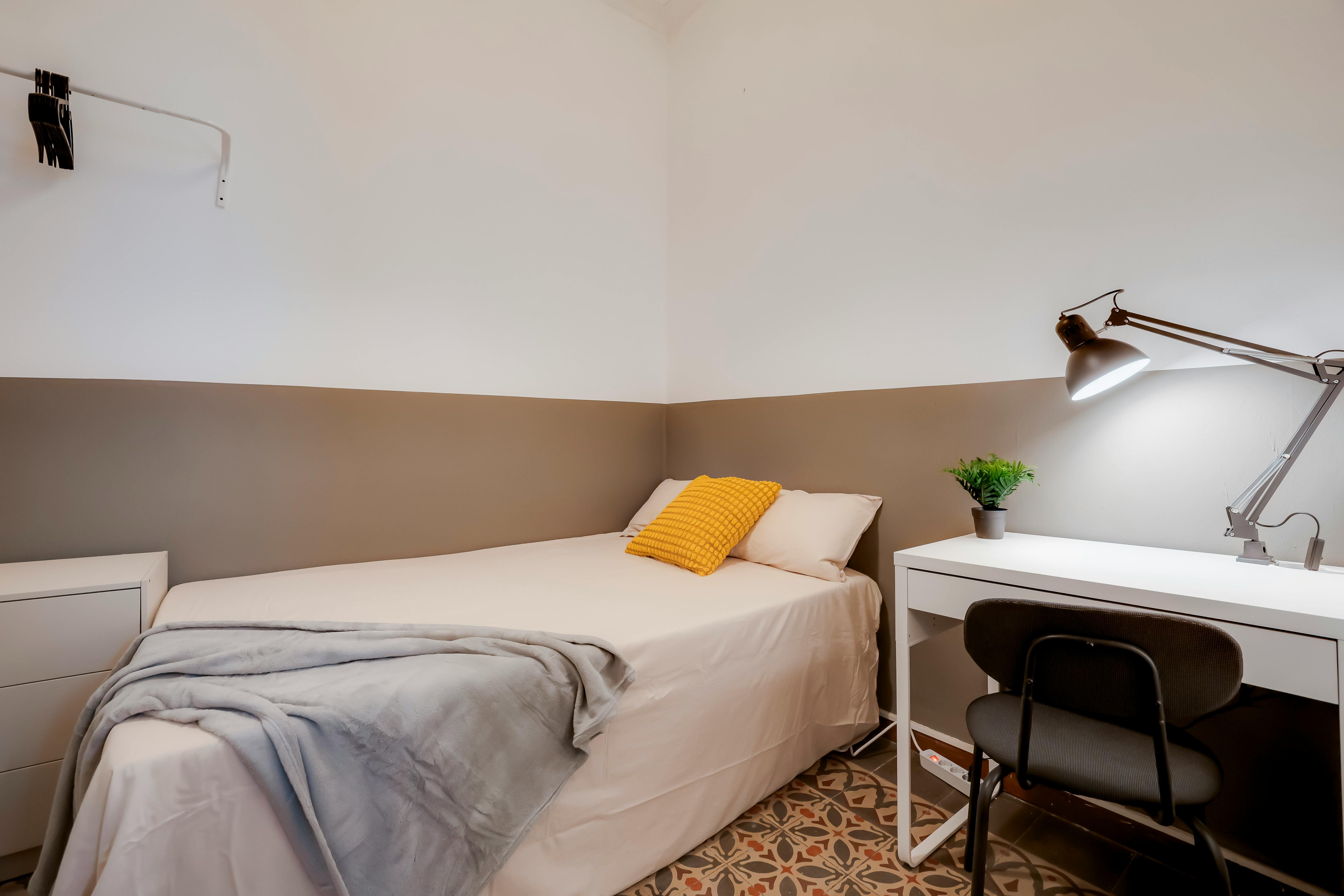 Private room for rent for €550 per month in Barcelona, Carrer d'Aragó