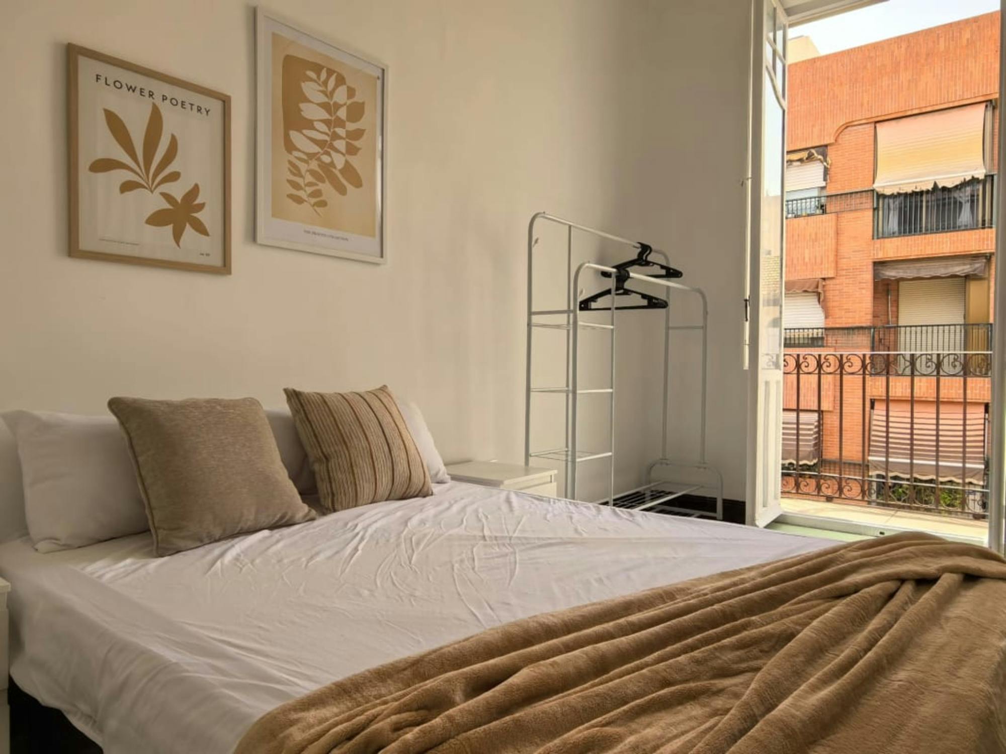 Private room in Calle Segura, Alicante (1727552) room image 1