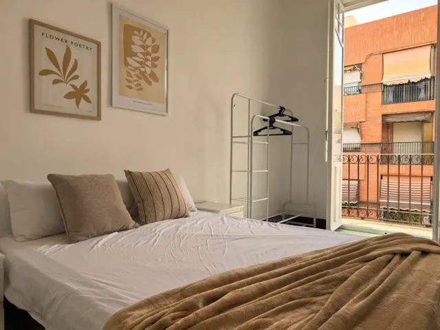 Private room in Calle Segura, Alicante (1727552) room image 1