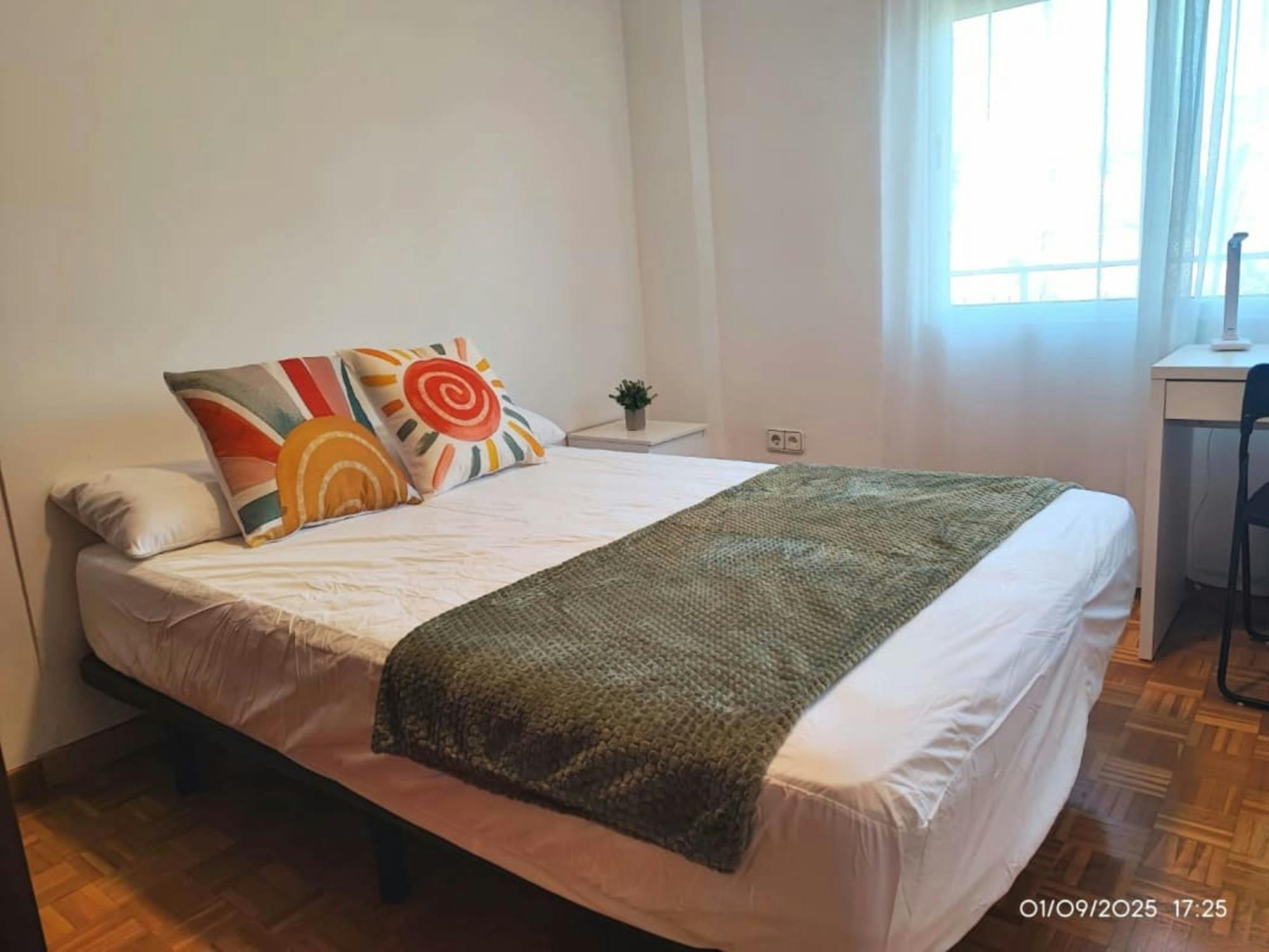 Private room in Calle Espoz y Mina, Alicante (1727554) room image 1