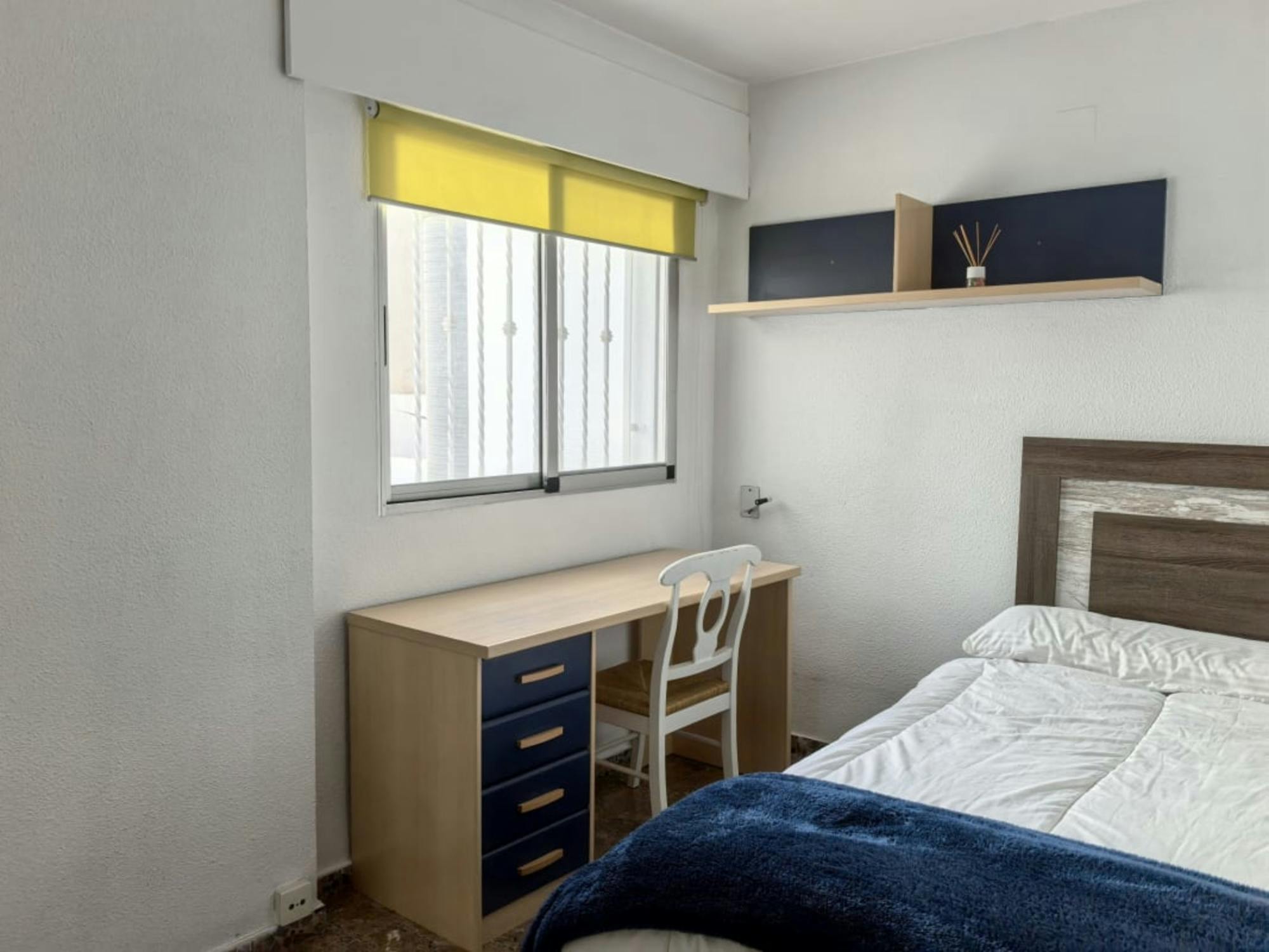 Private room in Calle Poeta Vila y Blanco, Alicante (1727568) ROOM 1