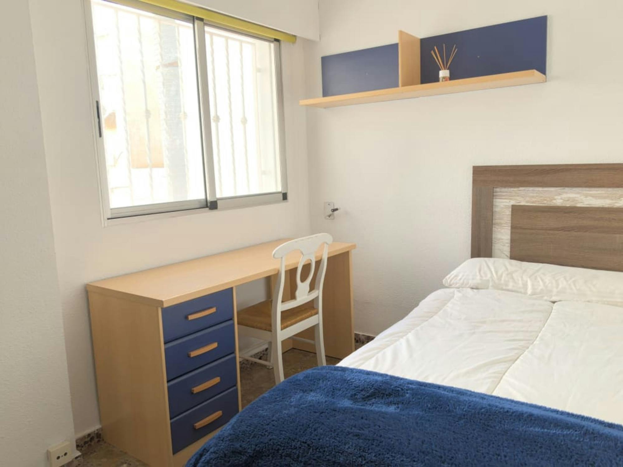 Private room in Calle Poeta Vila y Blanco, Alicante (1727568) ROOM 4