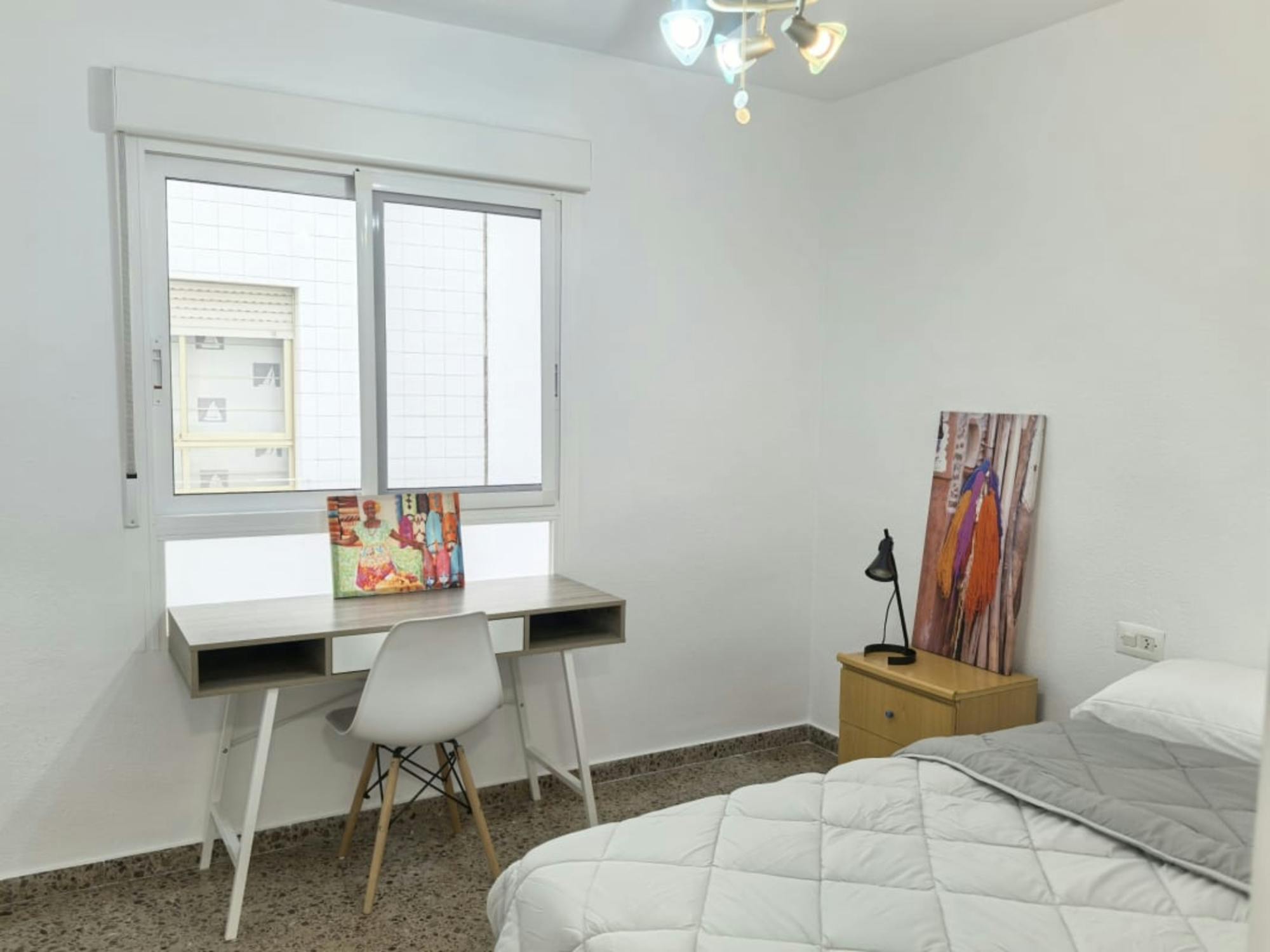 Private room in Carrer Portugal, Alicante (1727572) room image 1