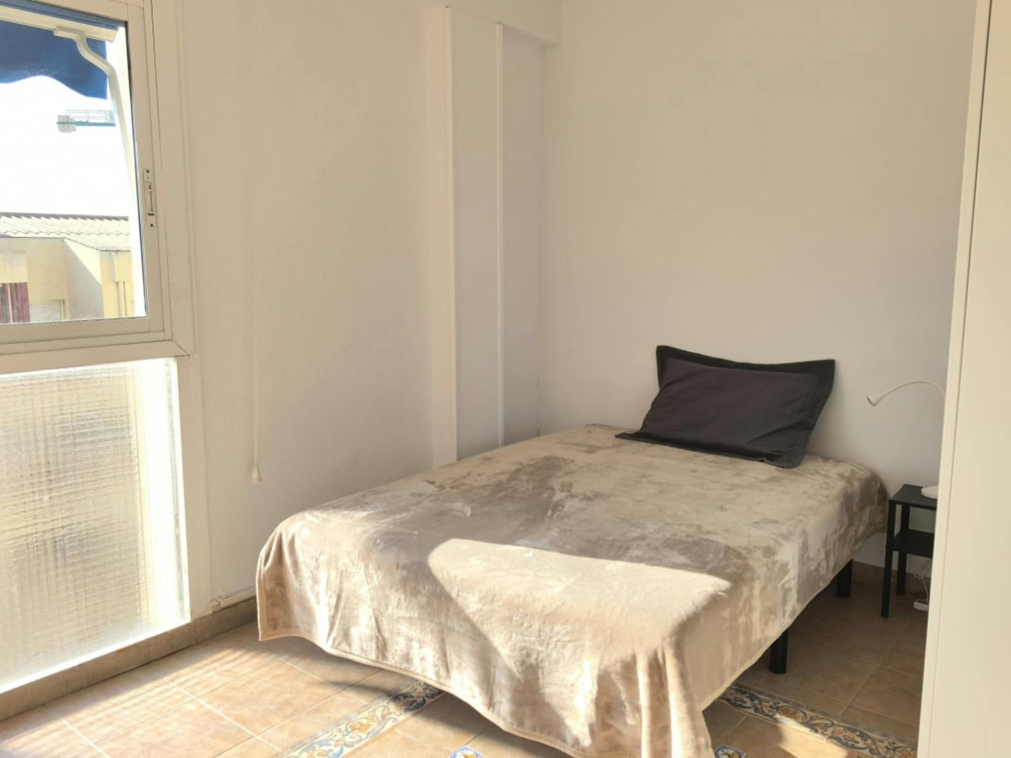 Private room in Carrer Doctor Santaolalla, Alicante (1727574) room image 1