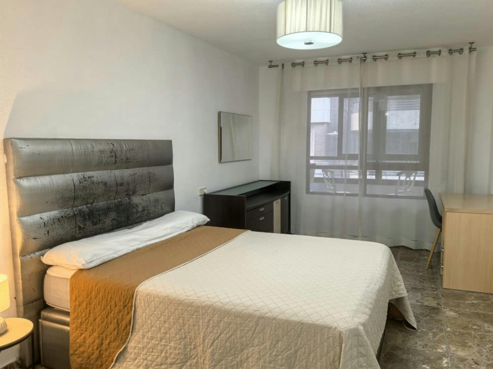 Private room in Calle Poeta Vila y Blanco, Alicante (1727578) room image 1