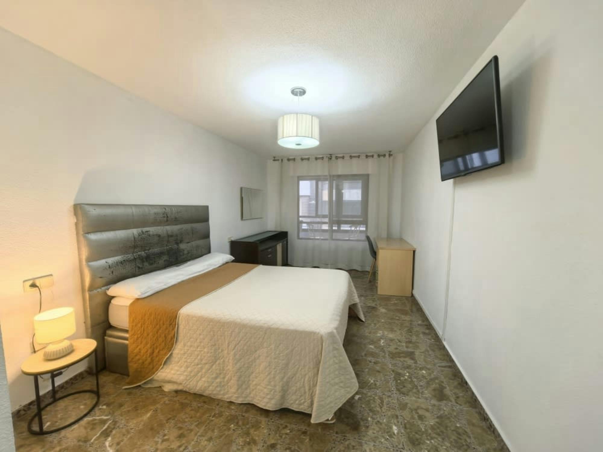 Private room in Calle Poeta Vila y Blanco, Alicante (1727578) room image 2