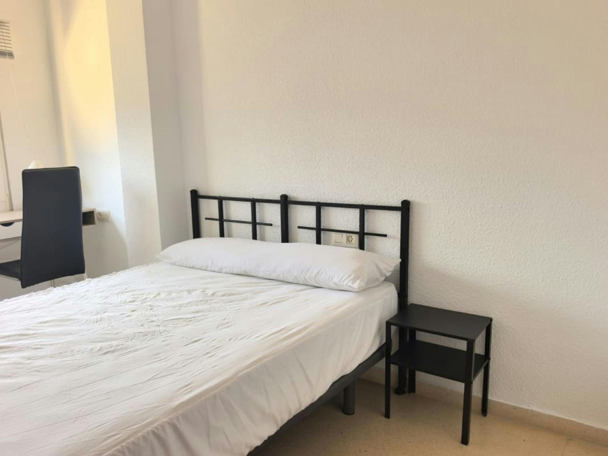 Private room in Carrer Pardo Gimeno, Alicante (1727582) room image 2