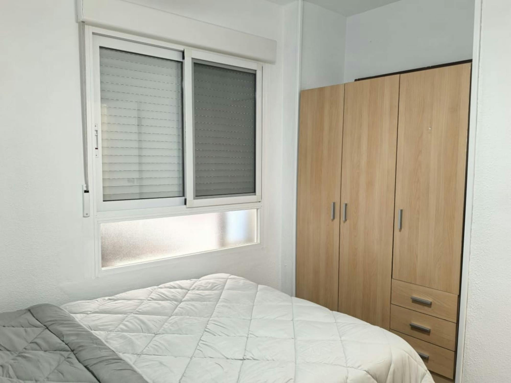Private room in Carrer Portugal, Alicante (1727589) room image 2