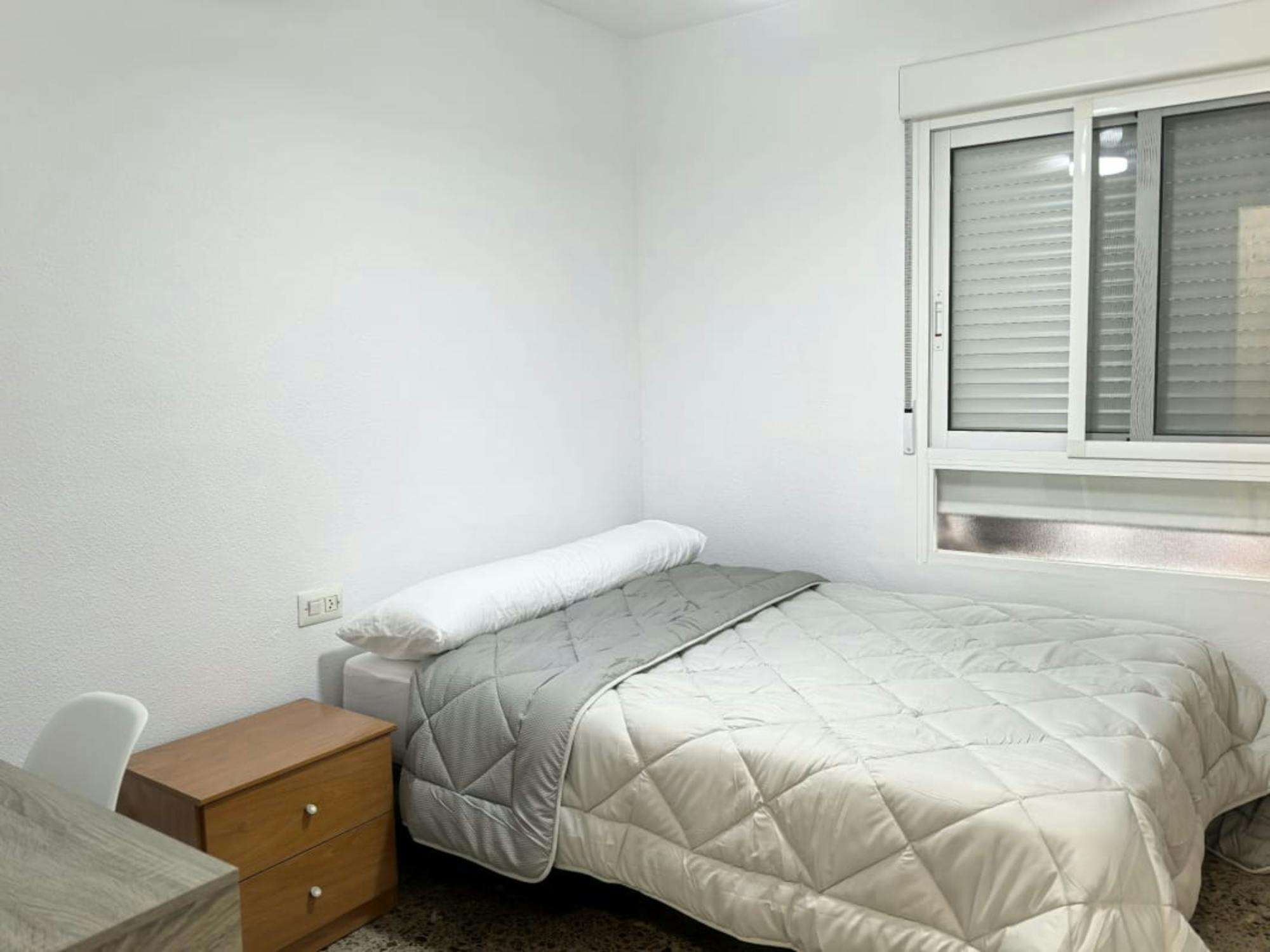 Private room in Carrer Portugal, Alicante (1727589) room image 1