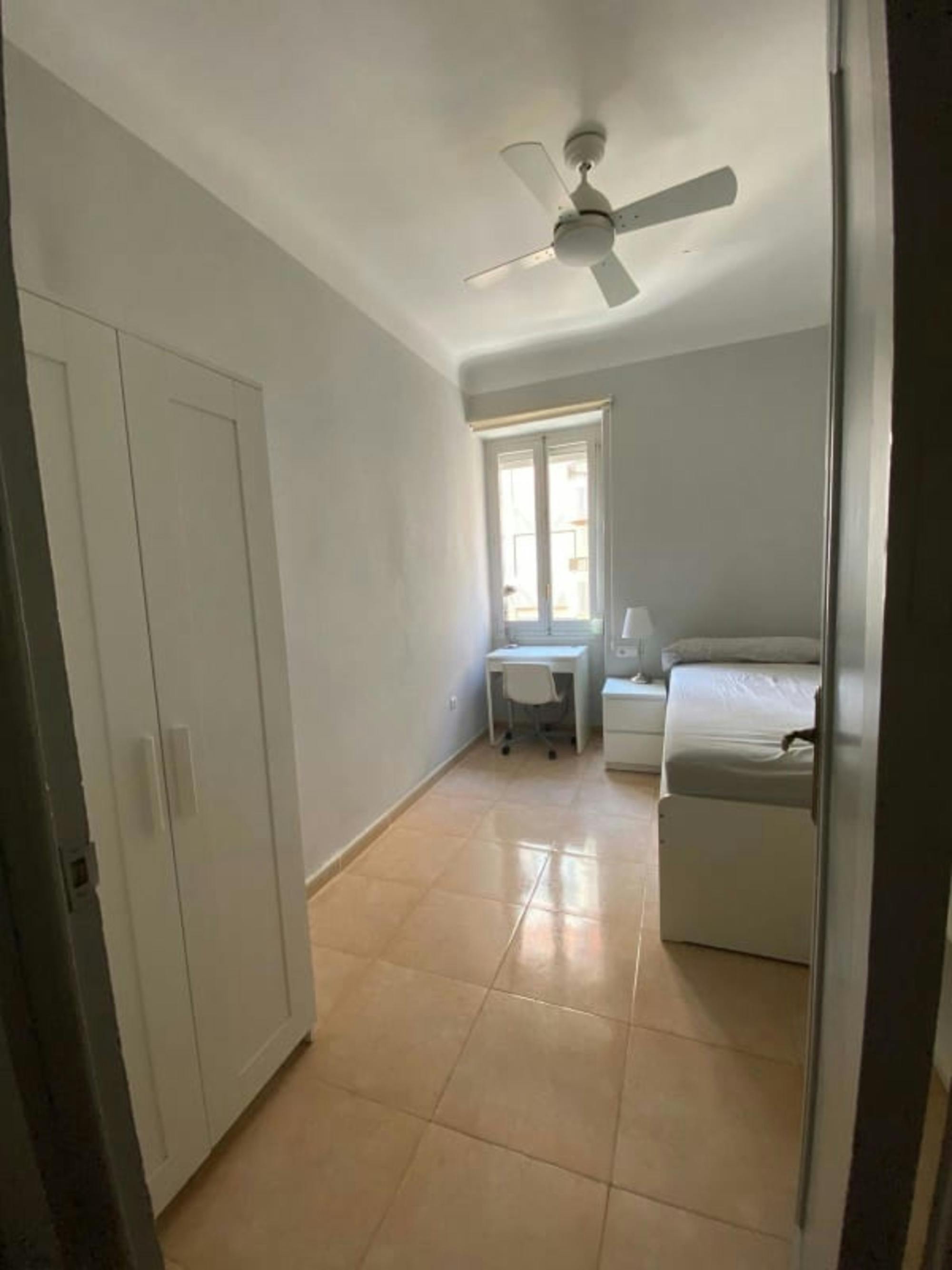 Private room in Avinguda de l'Estació, Alicante (1727590) room image 1
