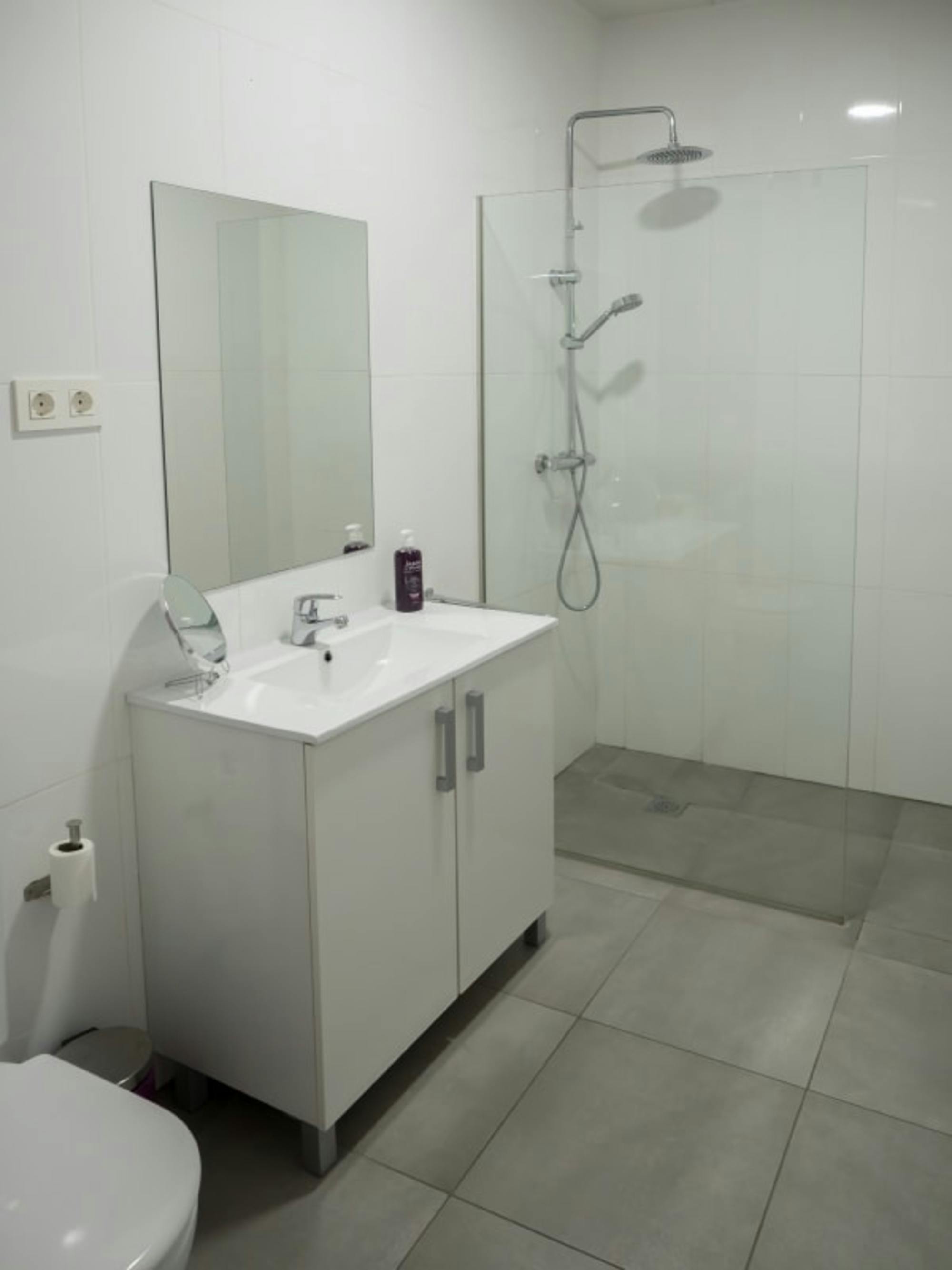 Private room in Calle Manuel Antón, Alicante (1727592) room image 10
