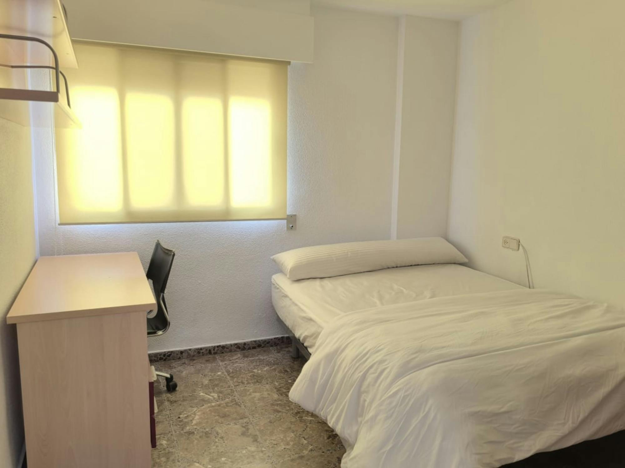 Private room in Calle Poeta Vila y Blanco, Alicante (1727594) room image 2