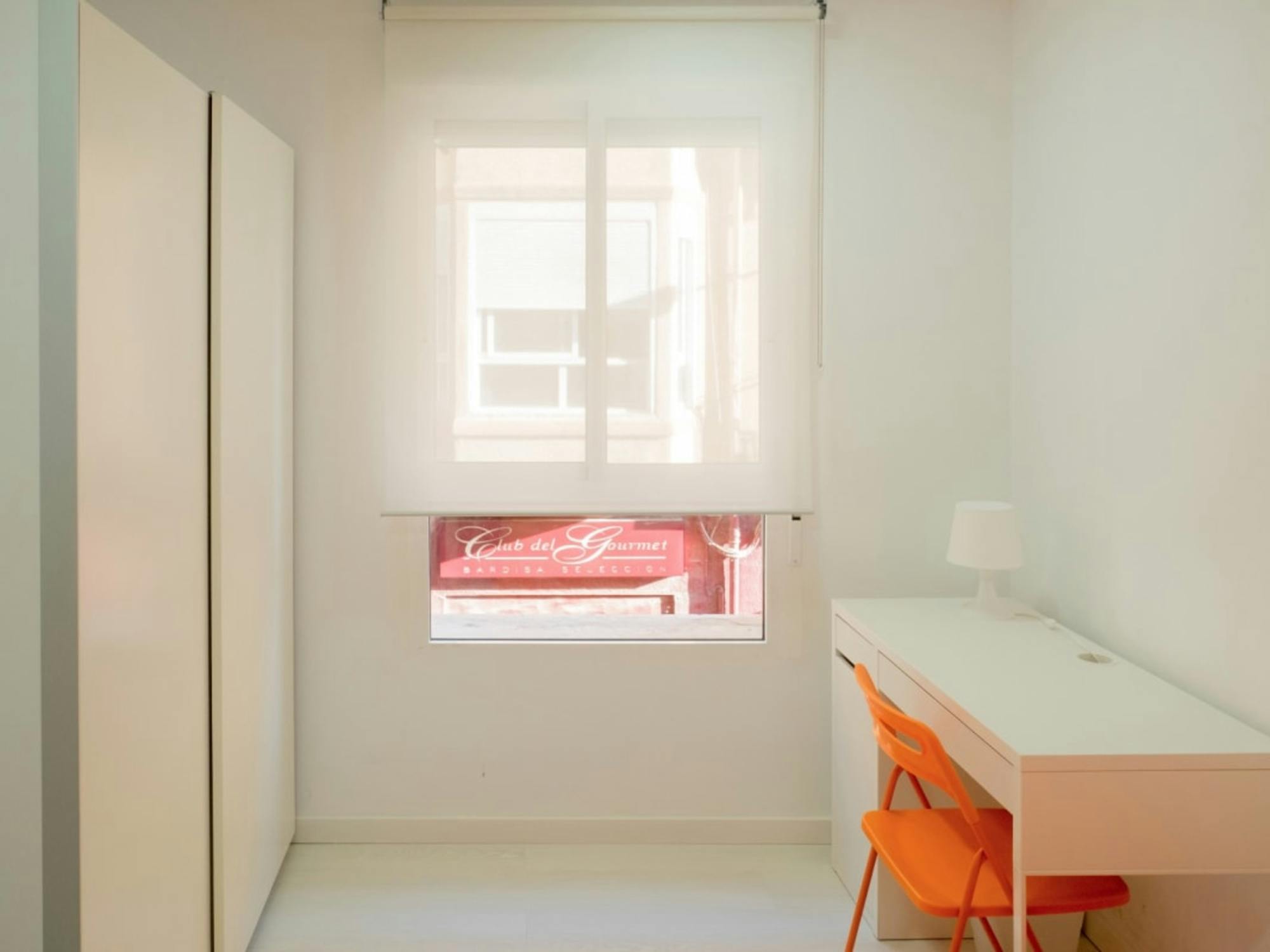 Private room in Calle Manuel Antón, Alicante (1727596) room image 2