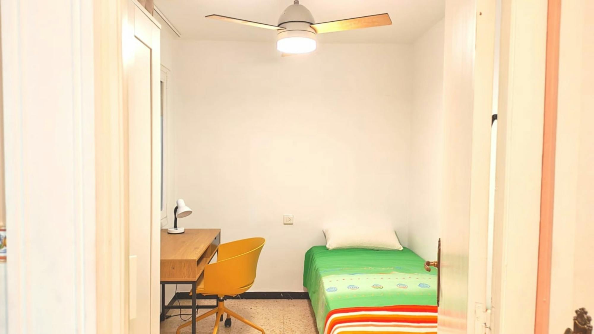 Private room in Carrer Italia, Alicante (1727600) room image 2