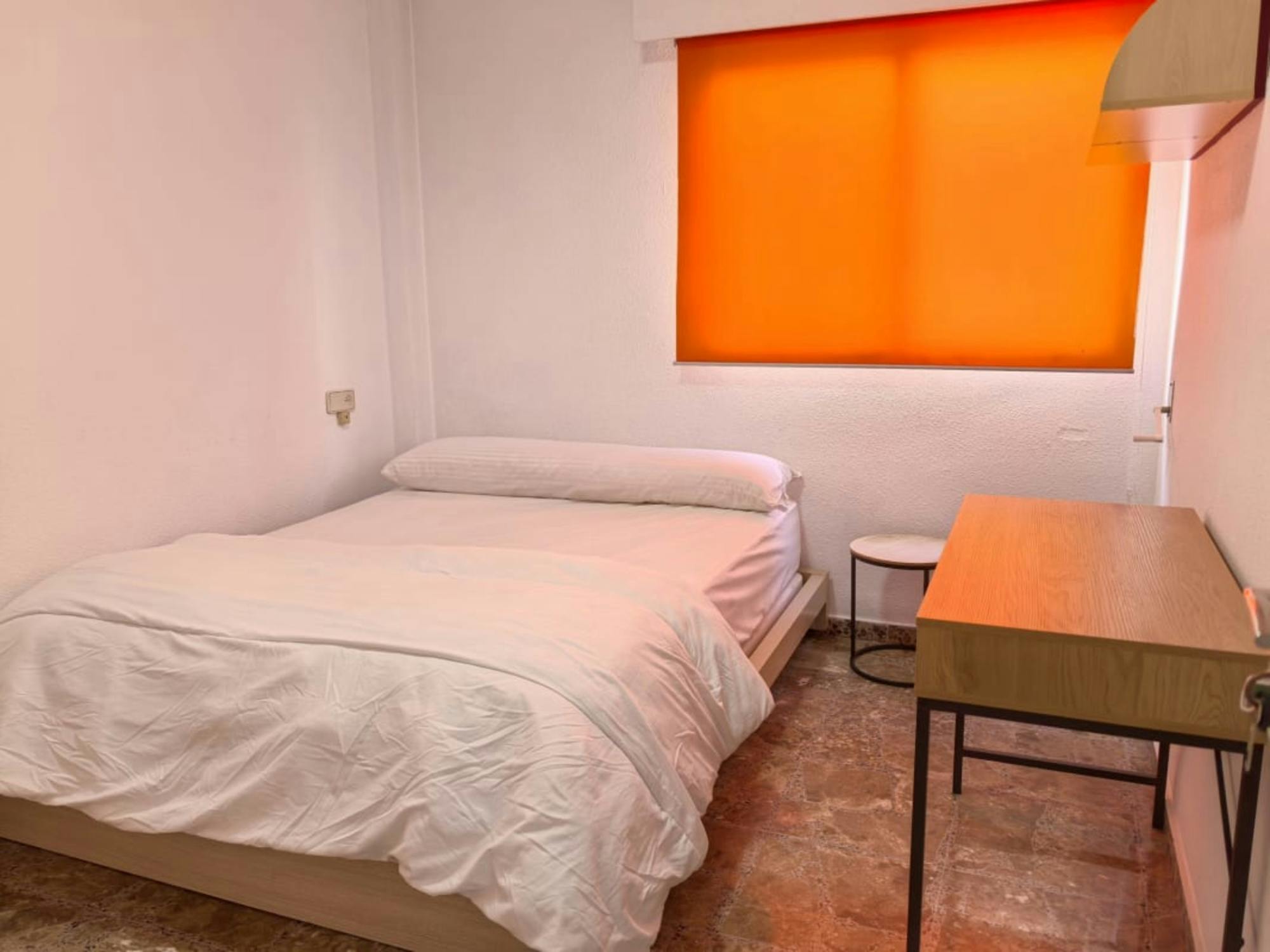 Private room in Calle Poeta Vila y Blanco, Alicante (1727606) room image 2