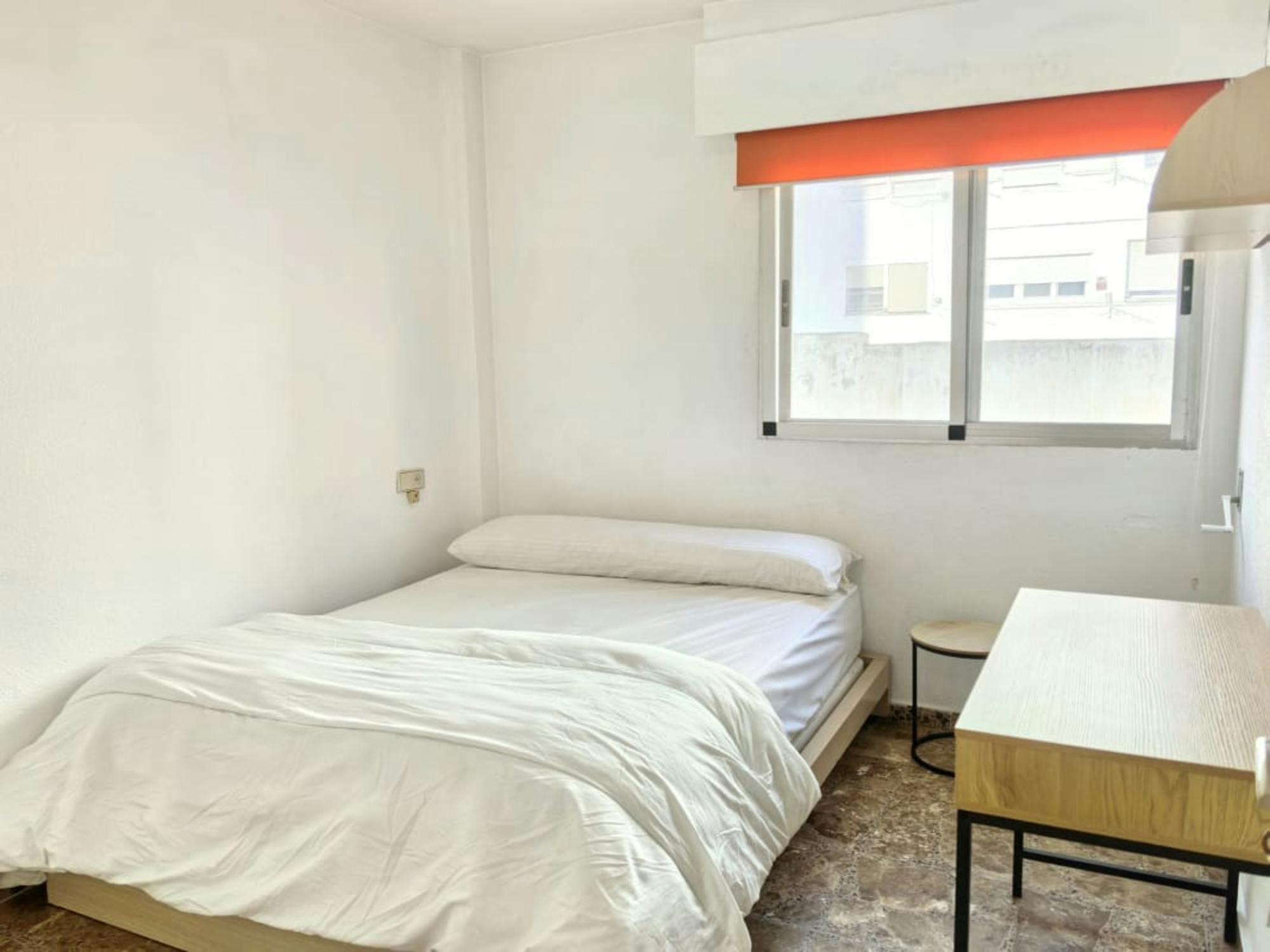 Private room in Calle Poeta Vila y Blanco, Alicante (1727606) room image 1