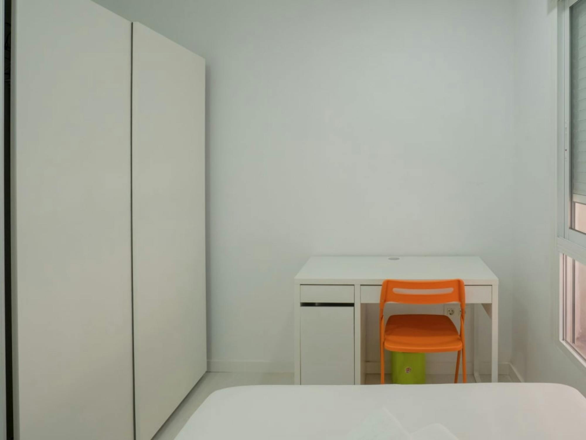 Private room in Calle Manuel Antón, Alicante (1727608) room image 2