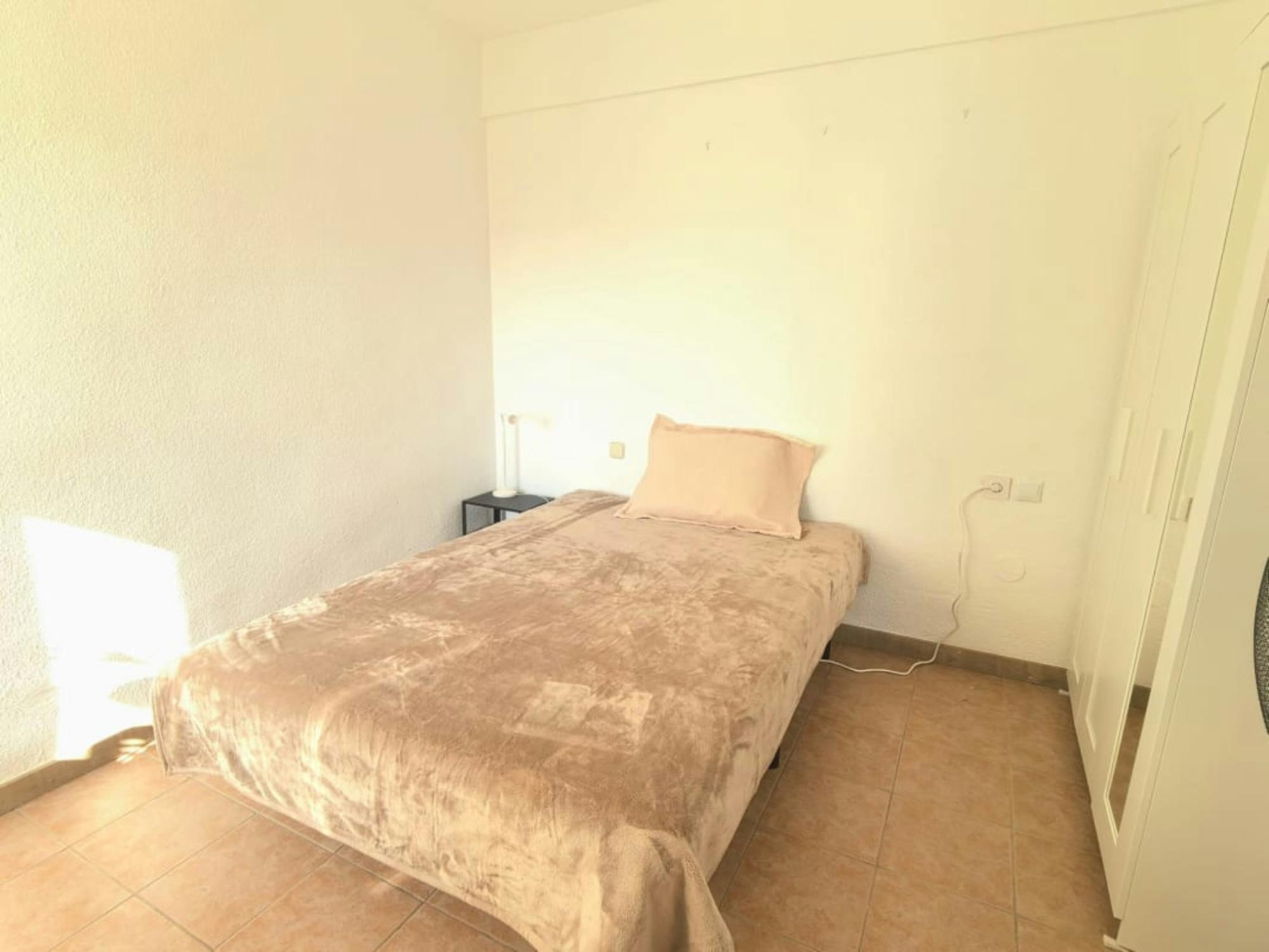 Private room in Carrer Doctor Santaolalla, Alicante (1727610) room image 2