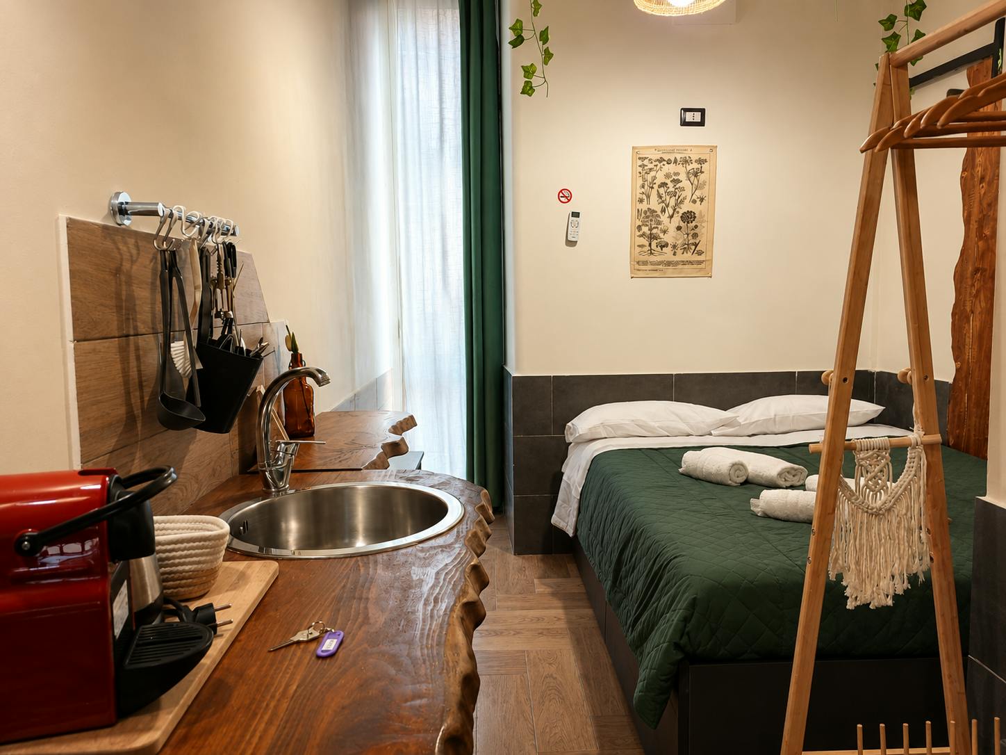 Garsonieră de închiriat pentru 570 EUR pe lună în Naples, Piazza Principe Umberto