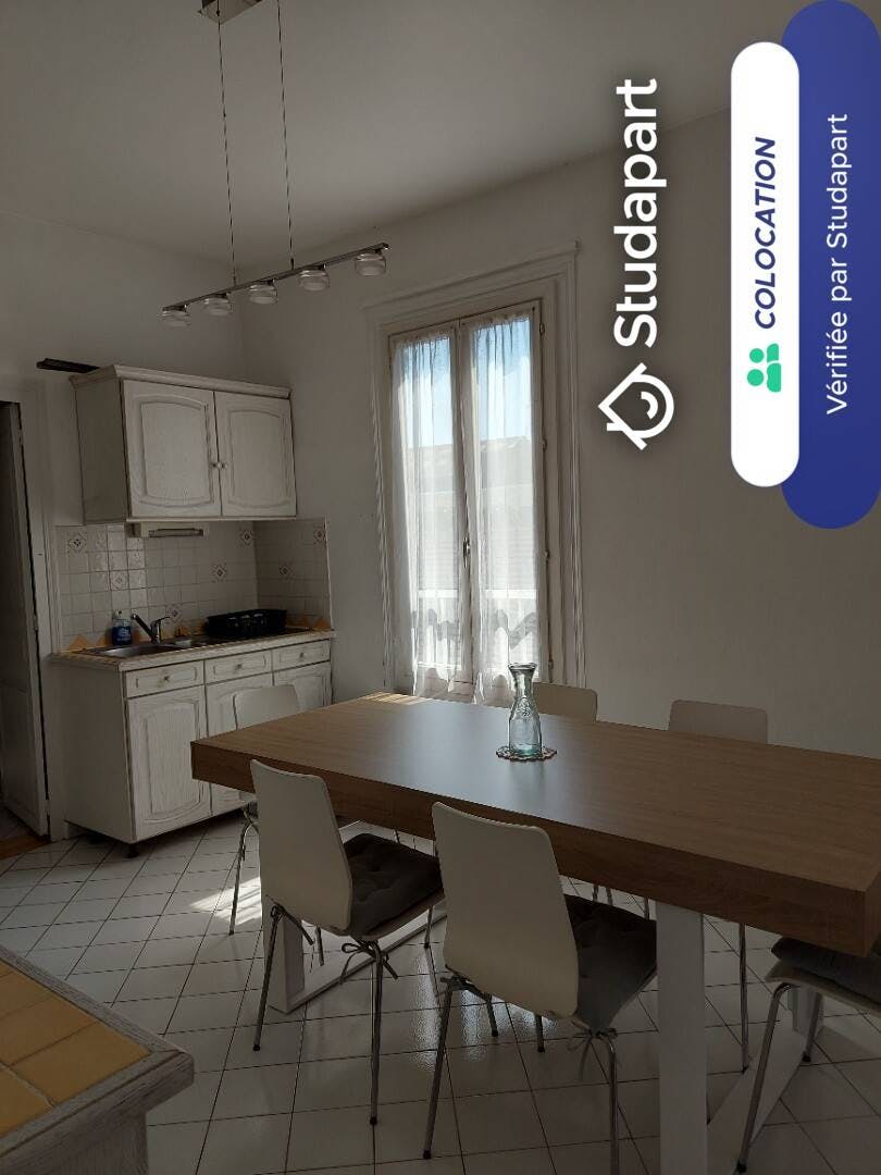 私人房间 正在以 €485 的月租出租，其位于 Compiègne, Rue d'Amiens