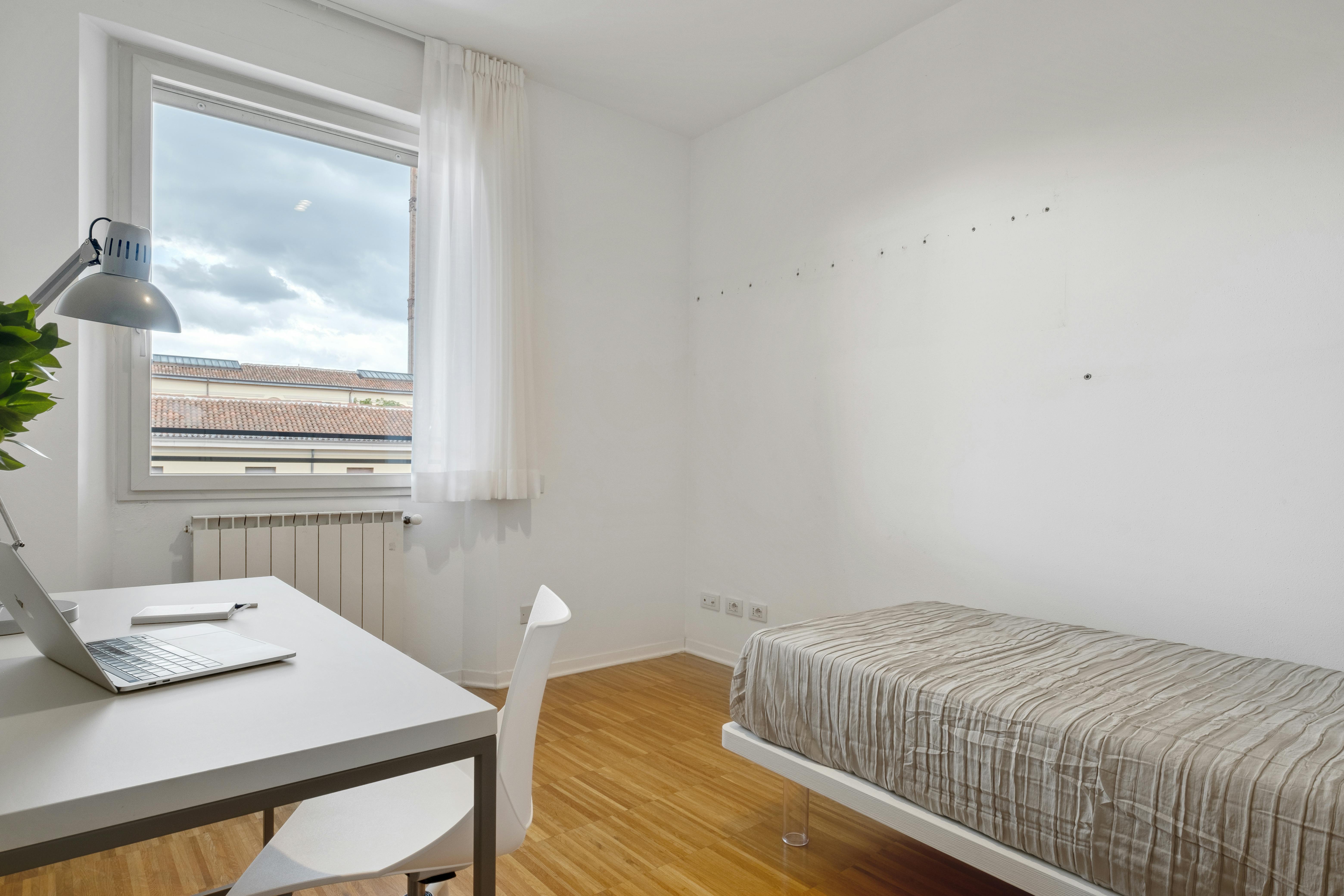 Shared room for rent for €700 per month in Bologna, Piazza Malpighi