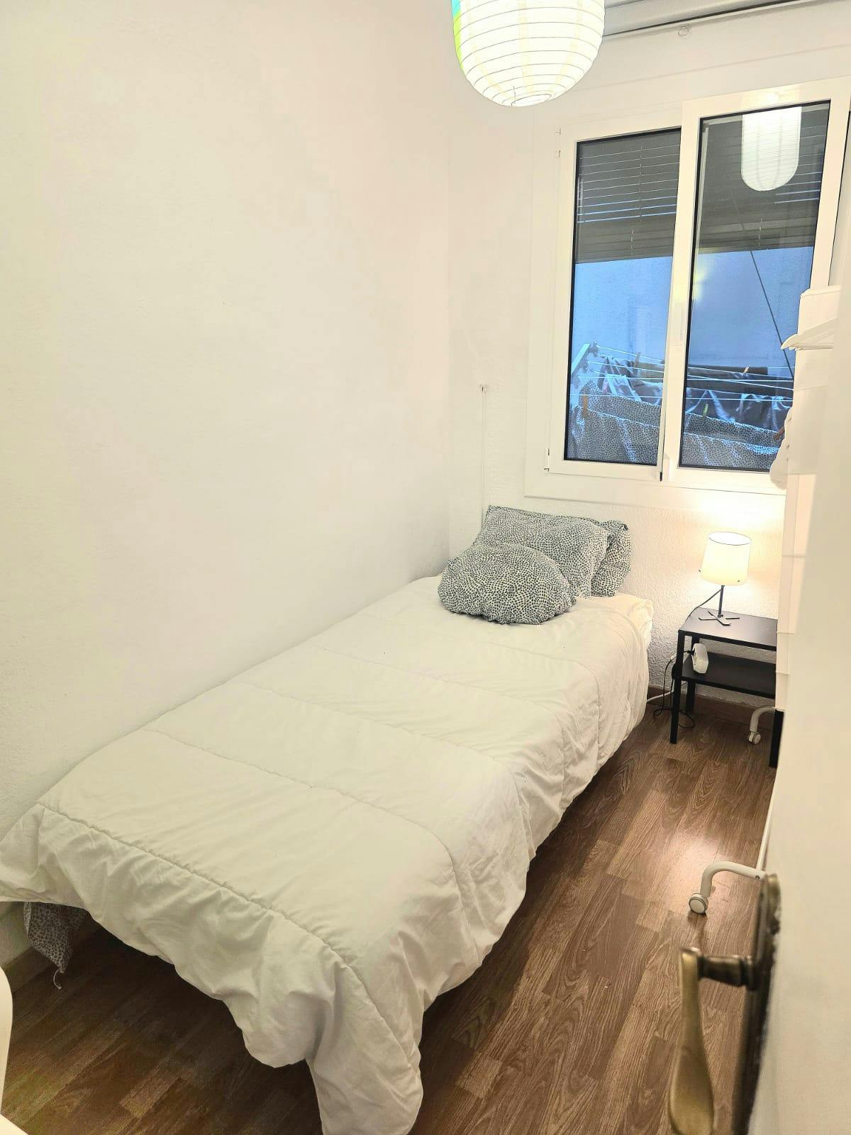 私人房间 正在以 €400 的月租出租，其位于 Barcelona, Carrer de la Conca de Tremp