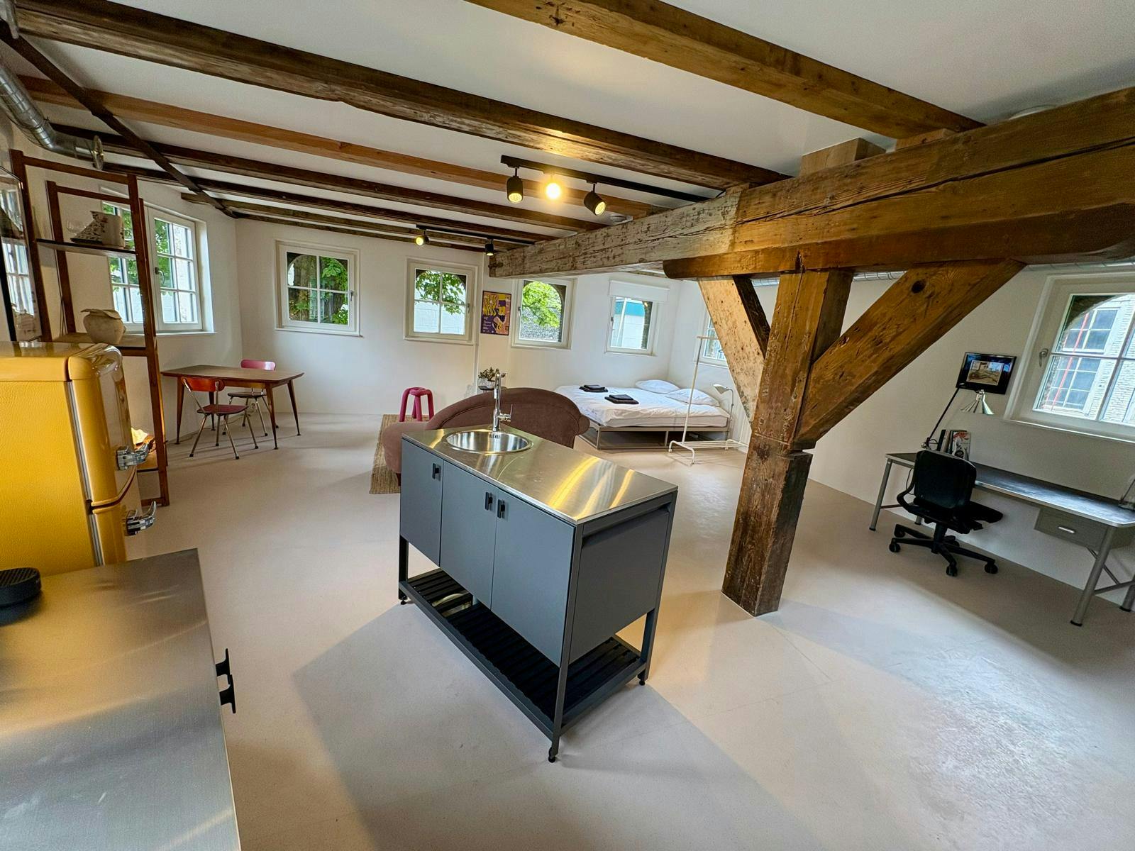 Studio for rent for €1,800 per month in Schiedam, Oude Sluis
